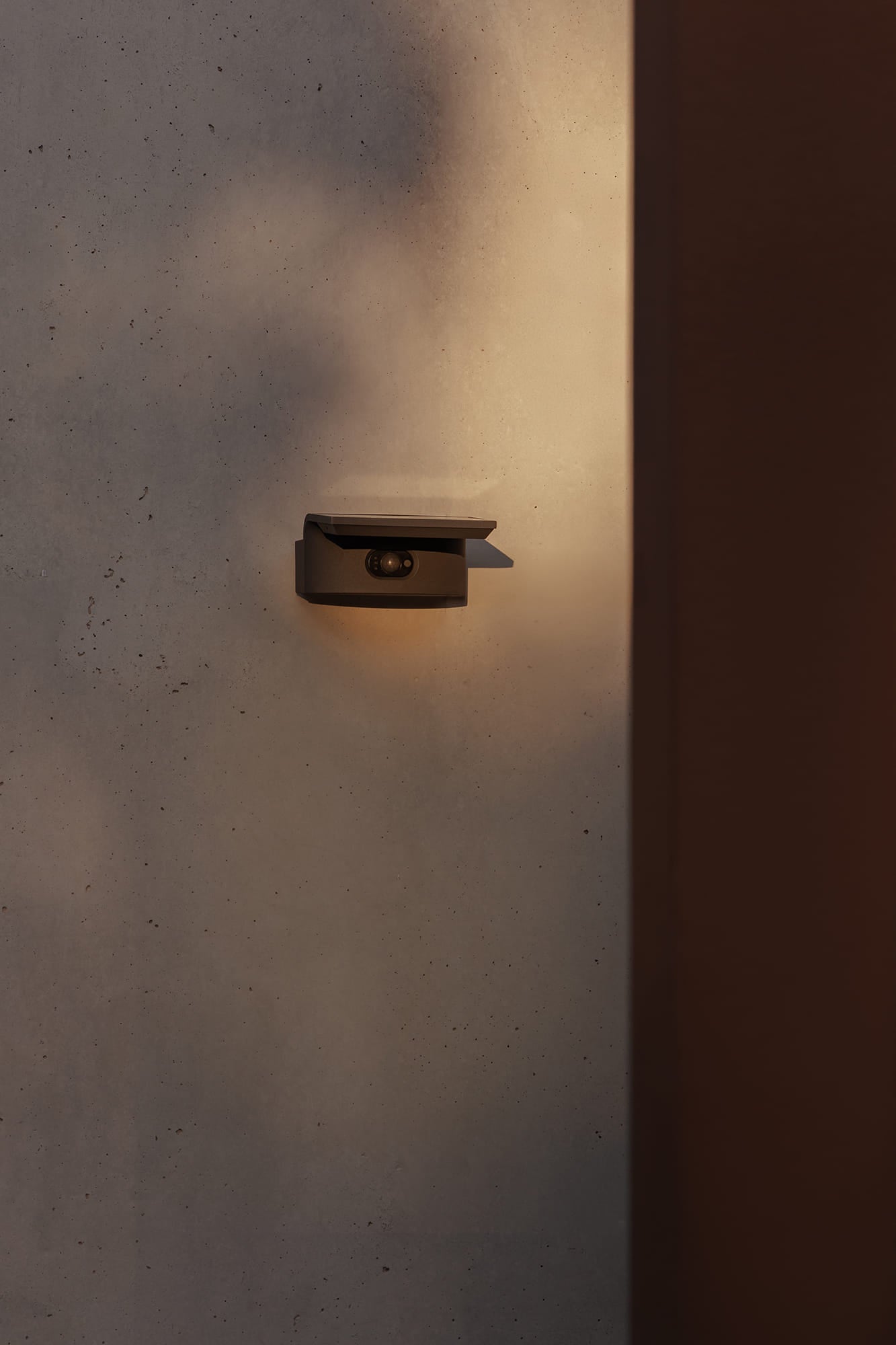 Aplique solar Faro LUMA instalado en fachada residencial contemporánea