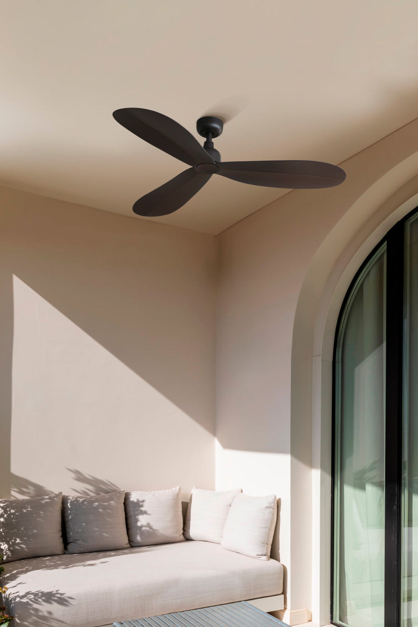 Ventilador de Techo Faro Palma M DC Ø129cm Marrón IP44 Tratamiento Seaside - Ambiente