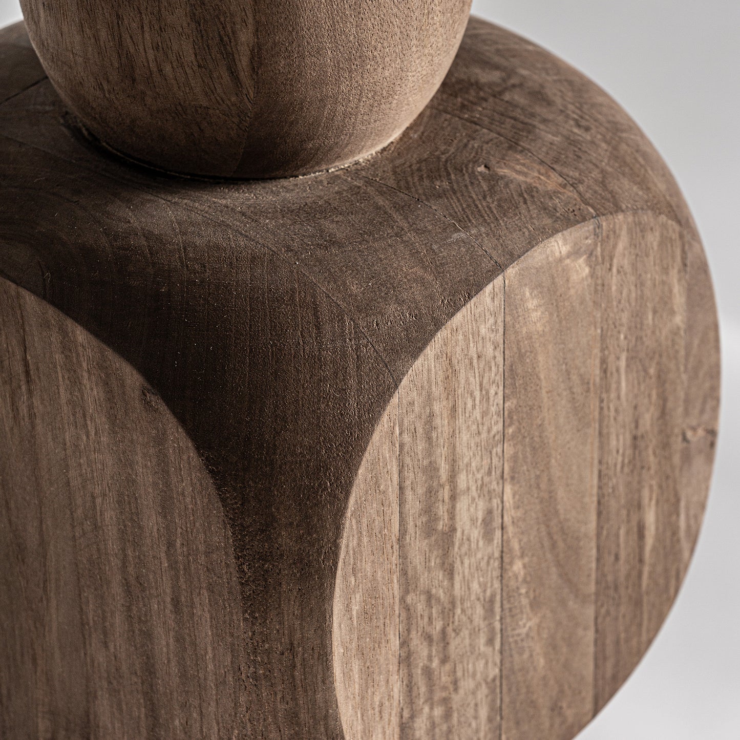 Detalle Lámpara Cogne estructura madera mango formas esculpidas