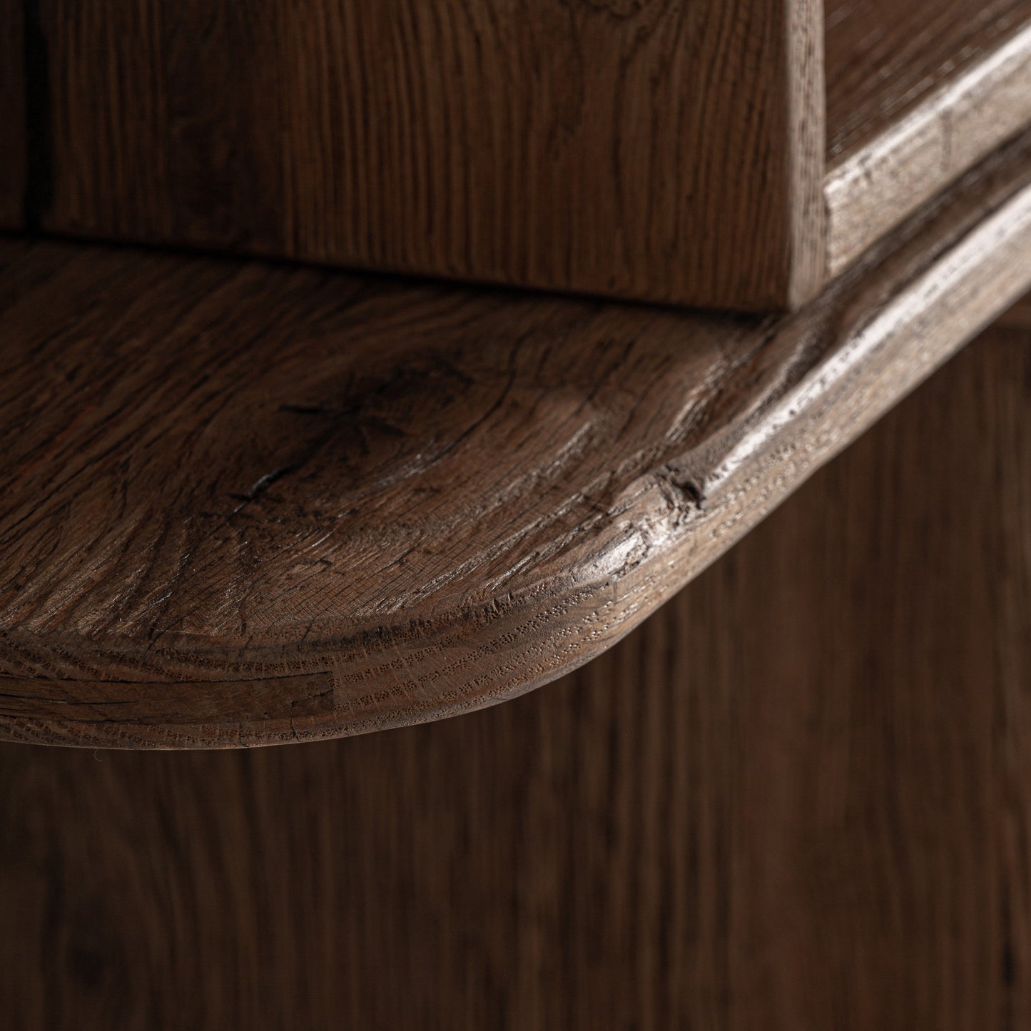 Estantería Brusque VICAL detalle artesanal en madera de roble