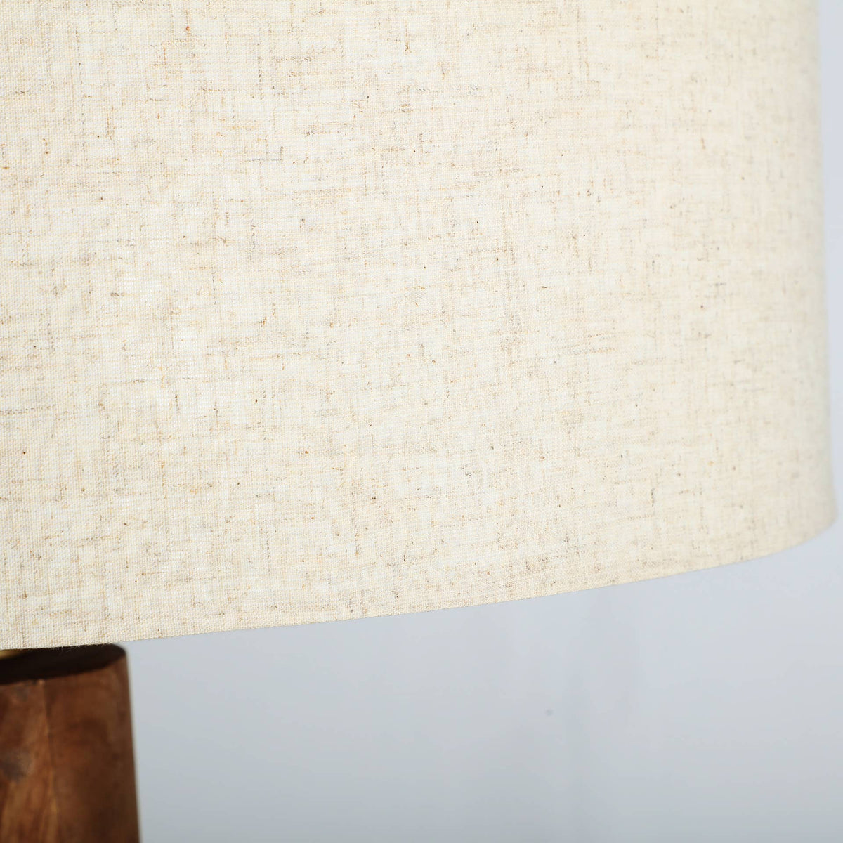 Detalle base torneada en madera de mango y pantalla de lino de la lámpara Bela Kodu