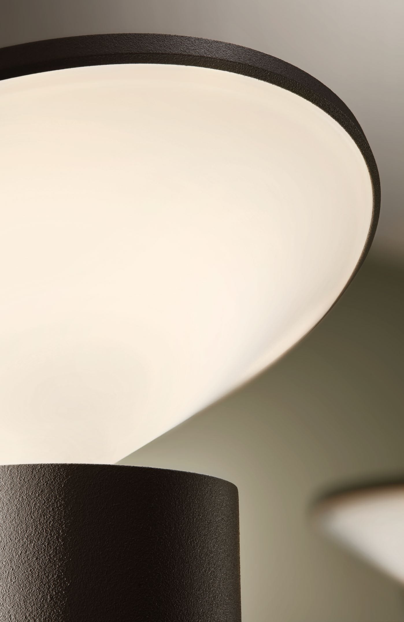 Detalle del cabezal orientable 360 grados y luz cálida 2700K de la lámpara Cocktail