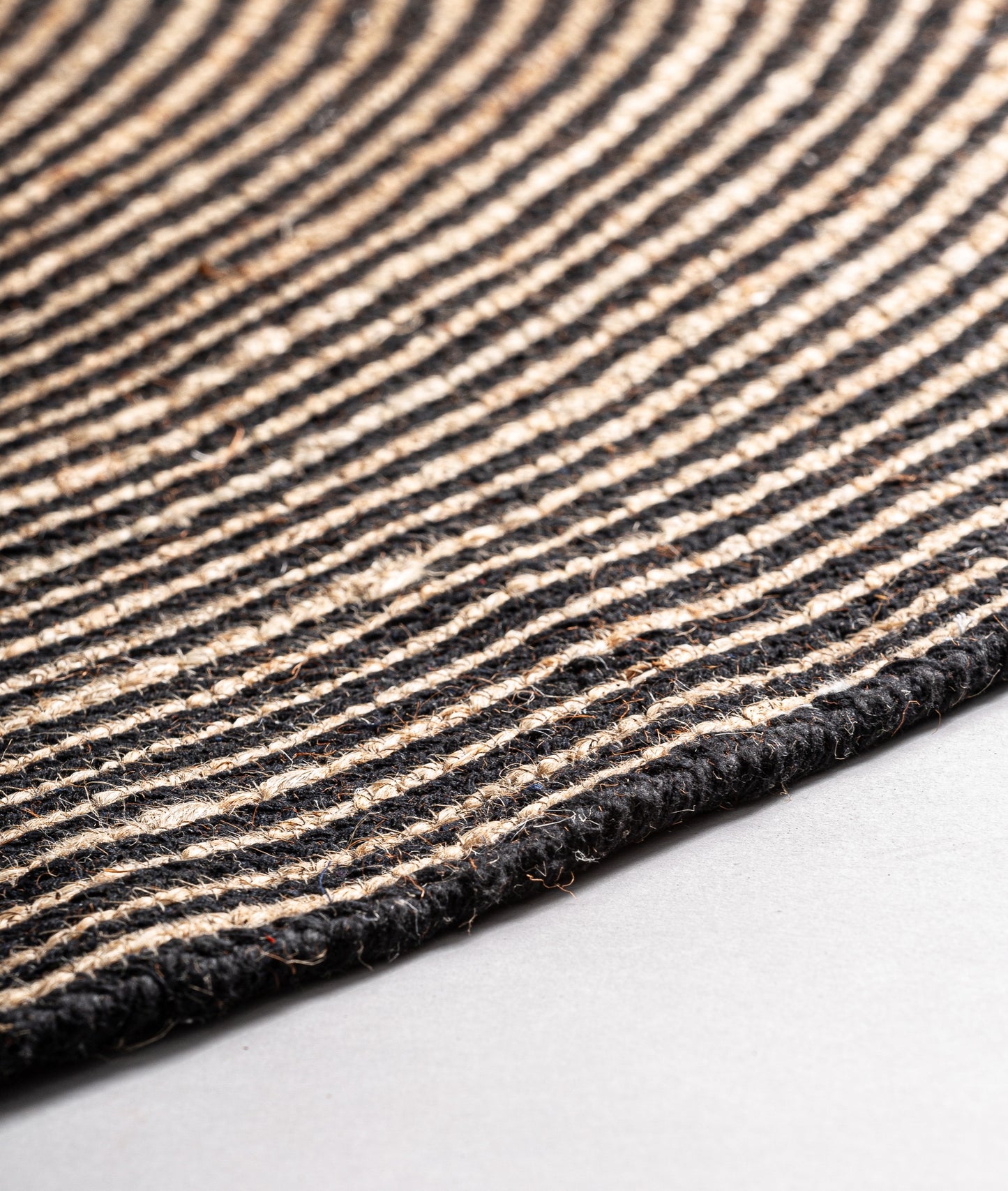 Textura y canto de la alfombra Leandra Kodu en algodón natural