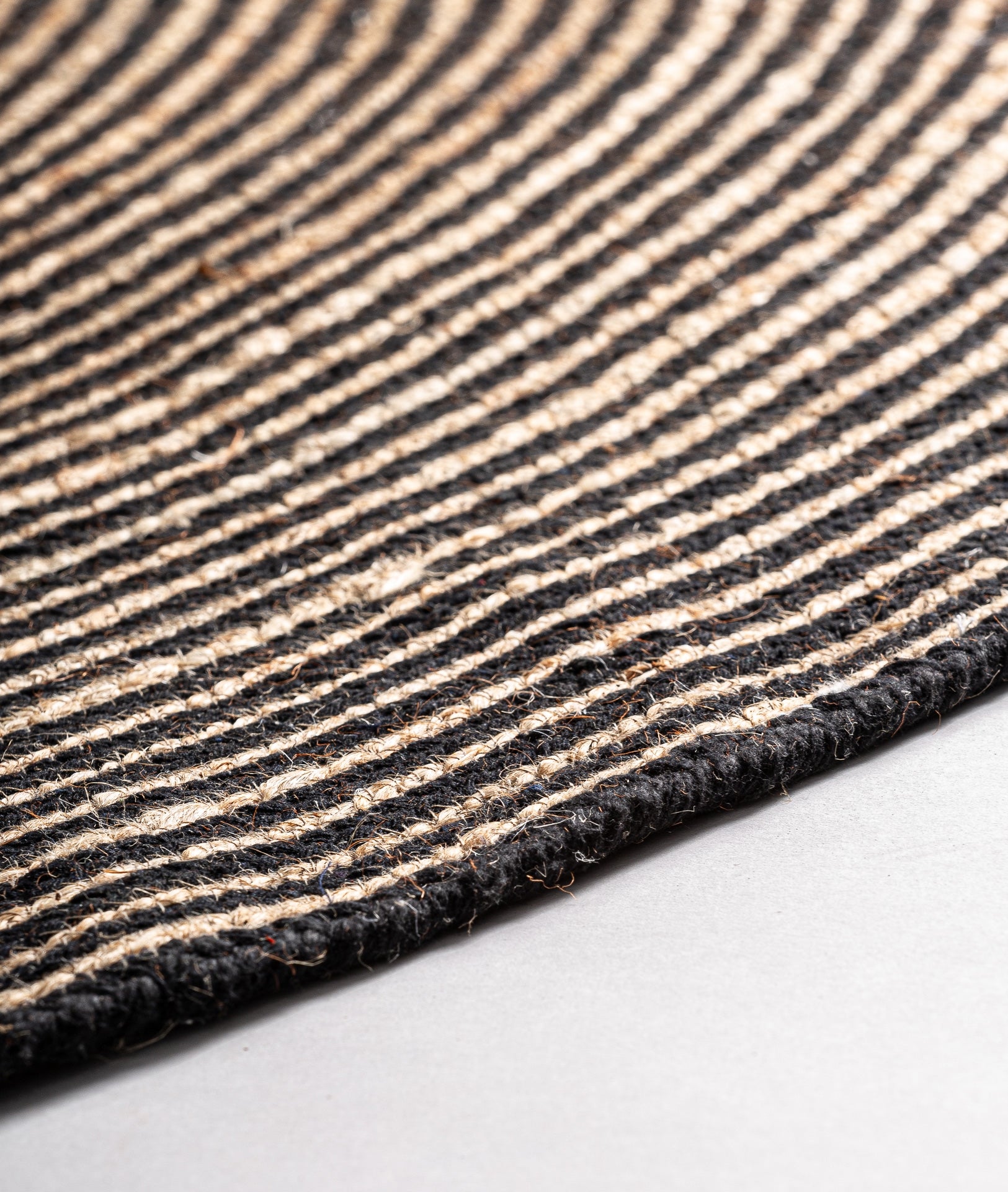 Textura y canto de la alfombra Leandra Kodu en algodón natural