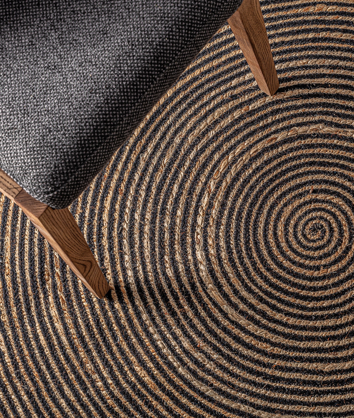 Alfombra Leandra Kodu en ambiente con butaca de madera