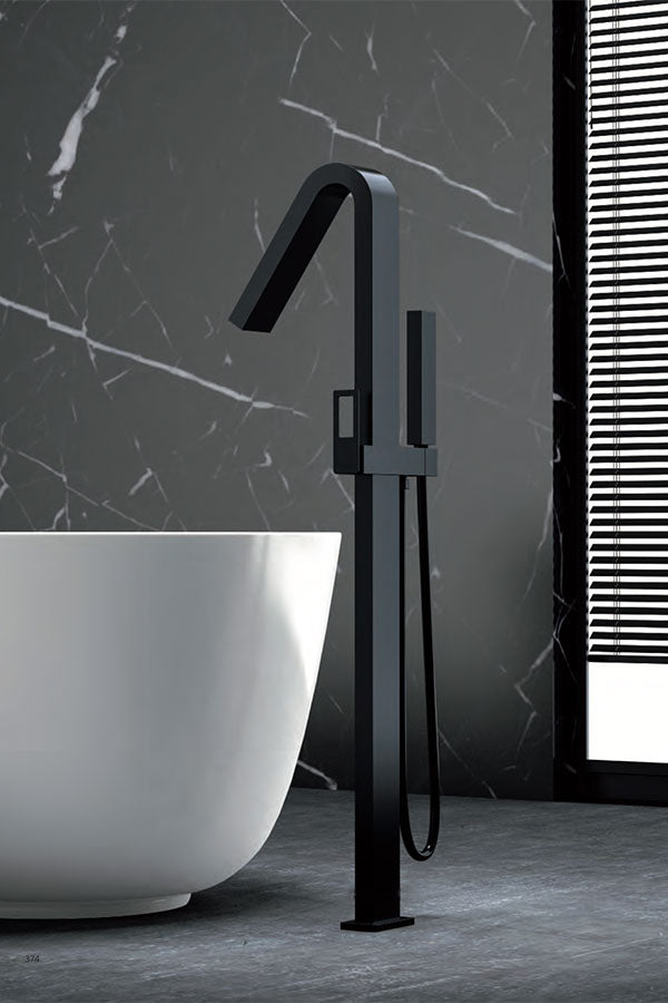 Grifería de Bañera Exenta a Suelo IMEX SUECIA Negro Mate BBEC32/NG Instalada en Bañera Exenta
