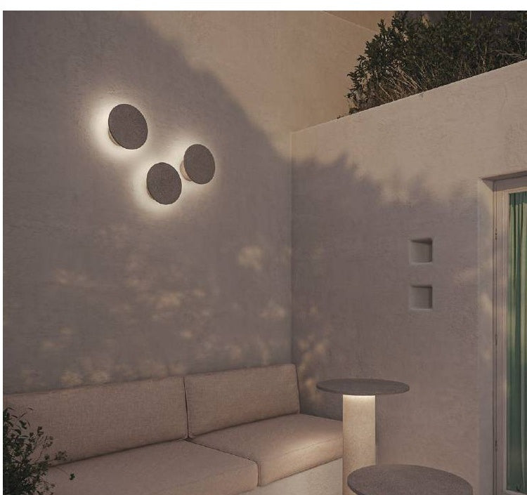 Balizas de exterior Leds C4 Moal funcionando como mesas auxiliares y asientos en patio chillout