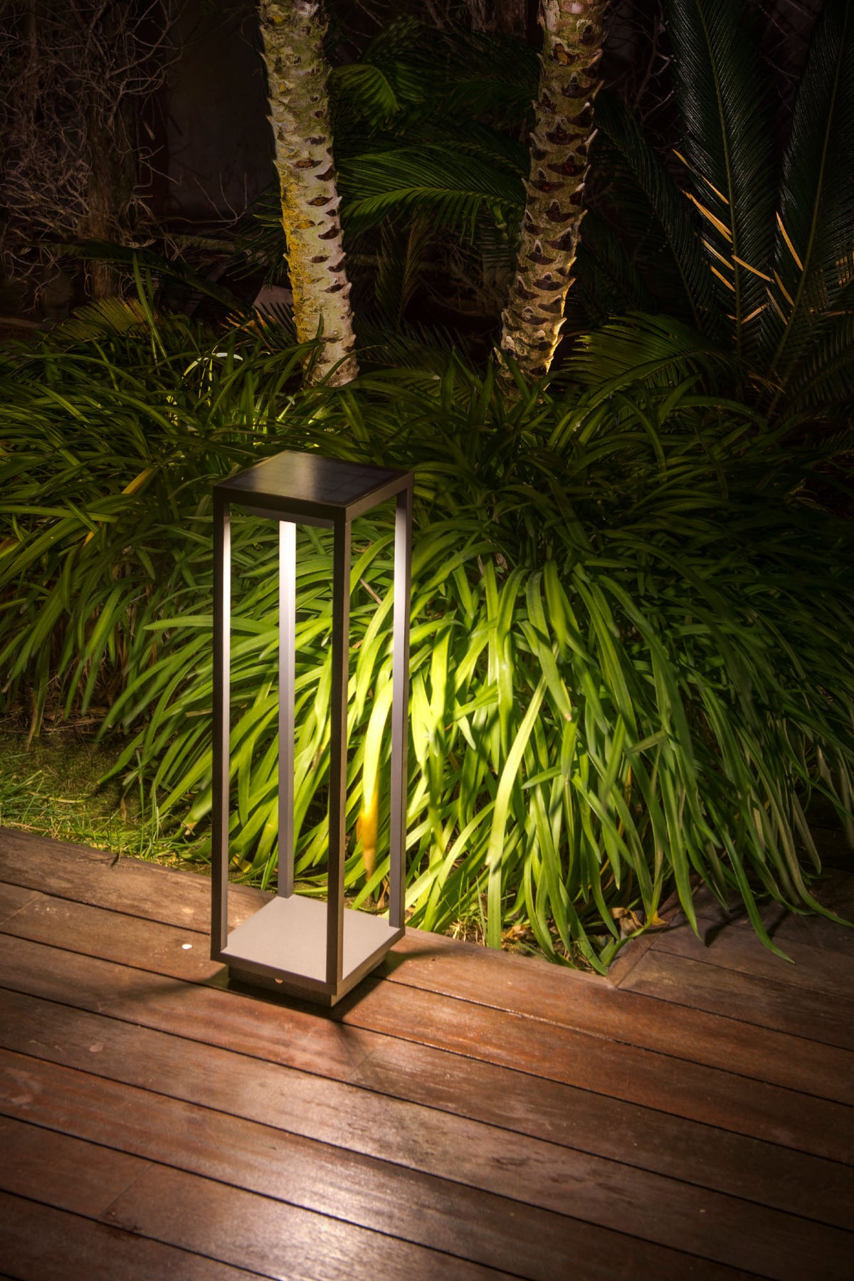 Baliza solar Faro SAURA iluminando sendero de jardín