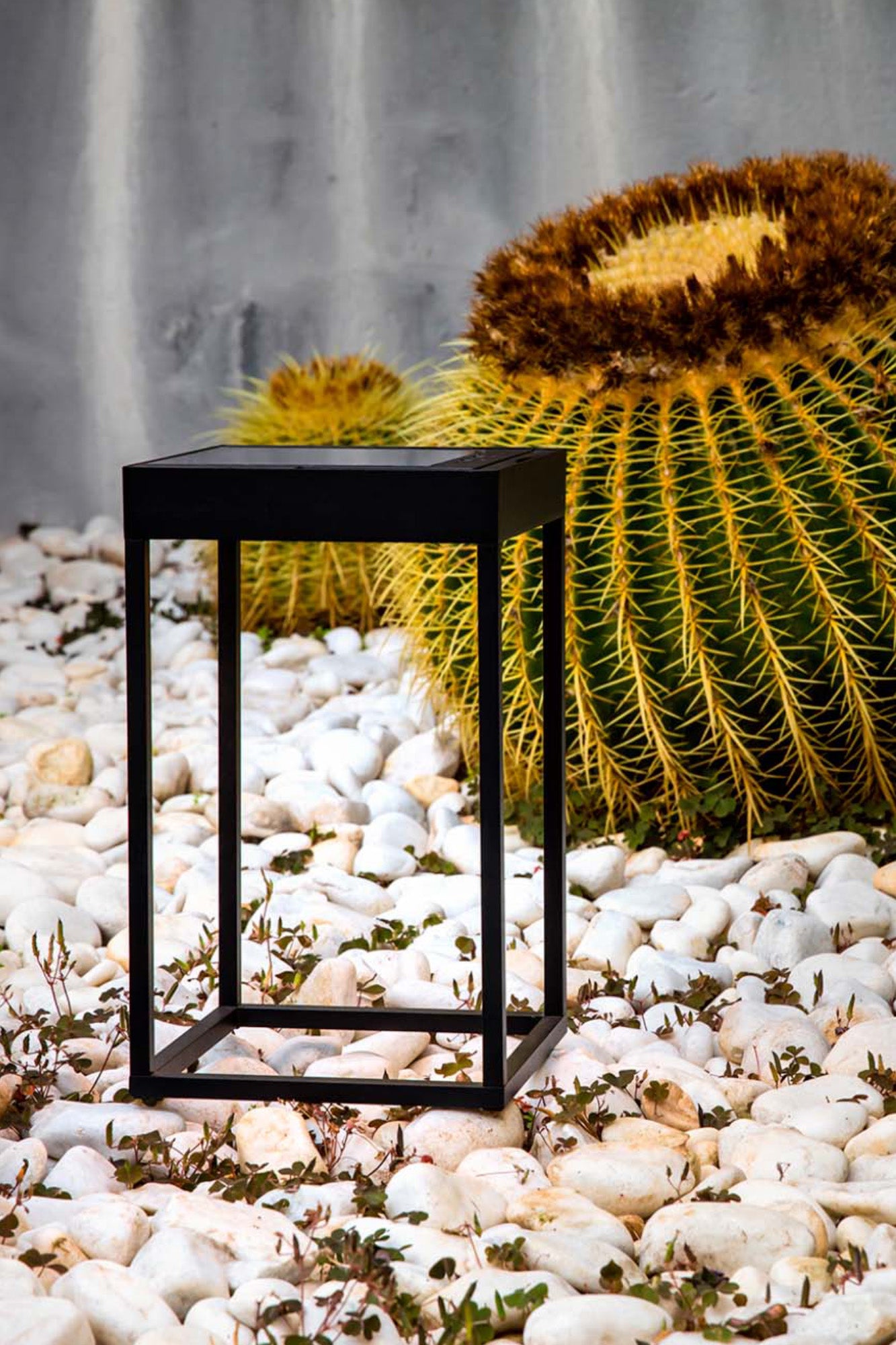 Lámpara solar portátil Faro KASP en mesa de terraza exterior