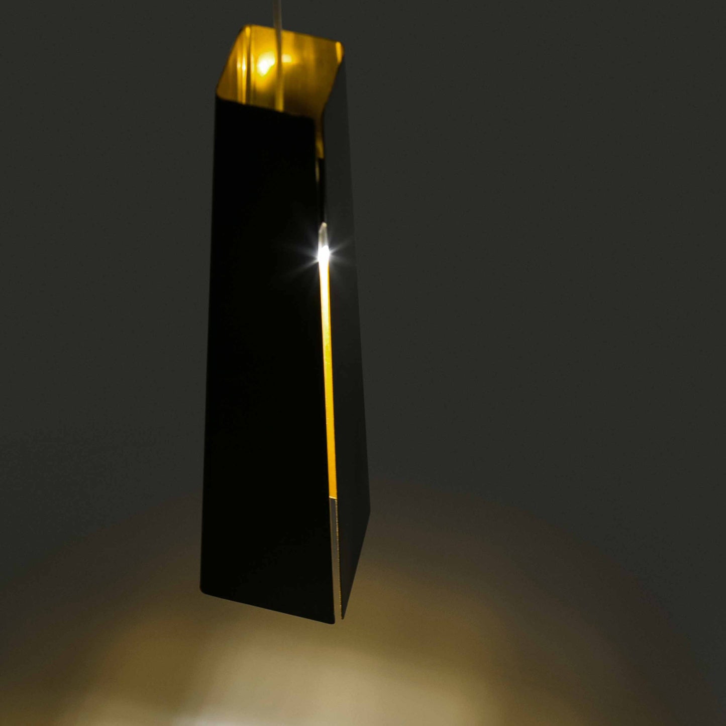 Lámpara Colgante Faro Pluma Negro y Oro LED 6W 3000K - Detalle