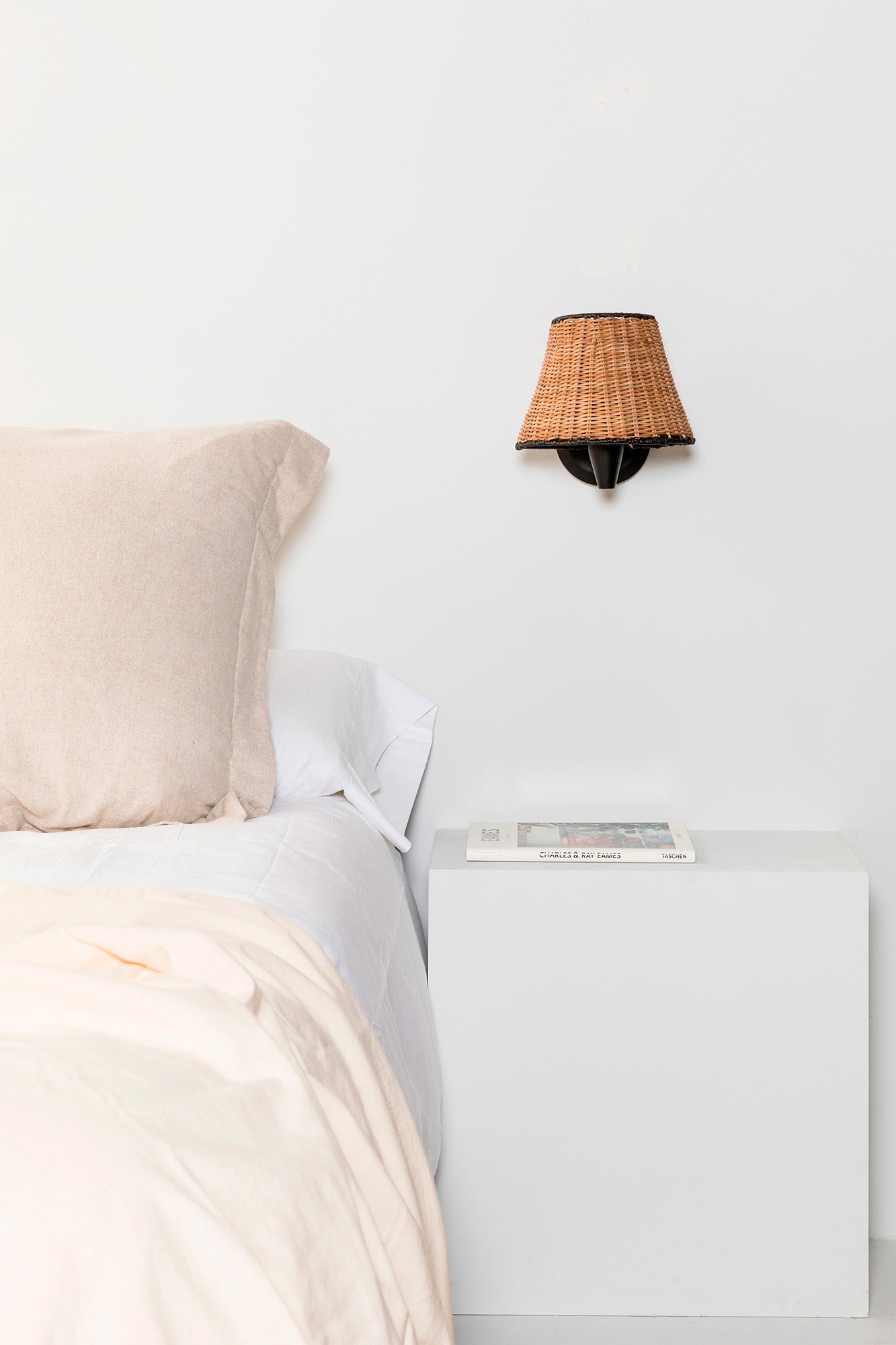 Aplique de Pared Faro Mambo Negro con Pantalla de Ratán Natural - Ambiente