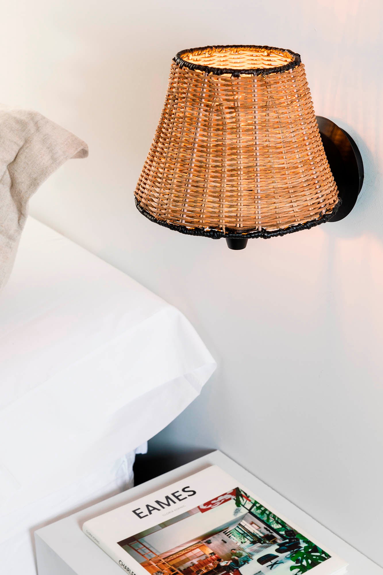 Aplique de Pared Faro Mambo Negro con Pantalla de Ratán Natural - Ambiente