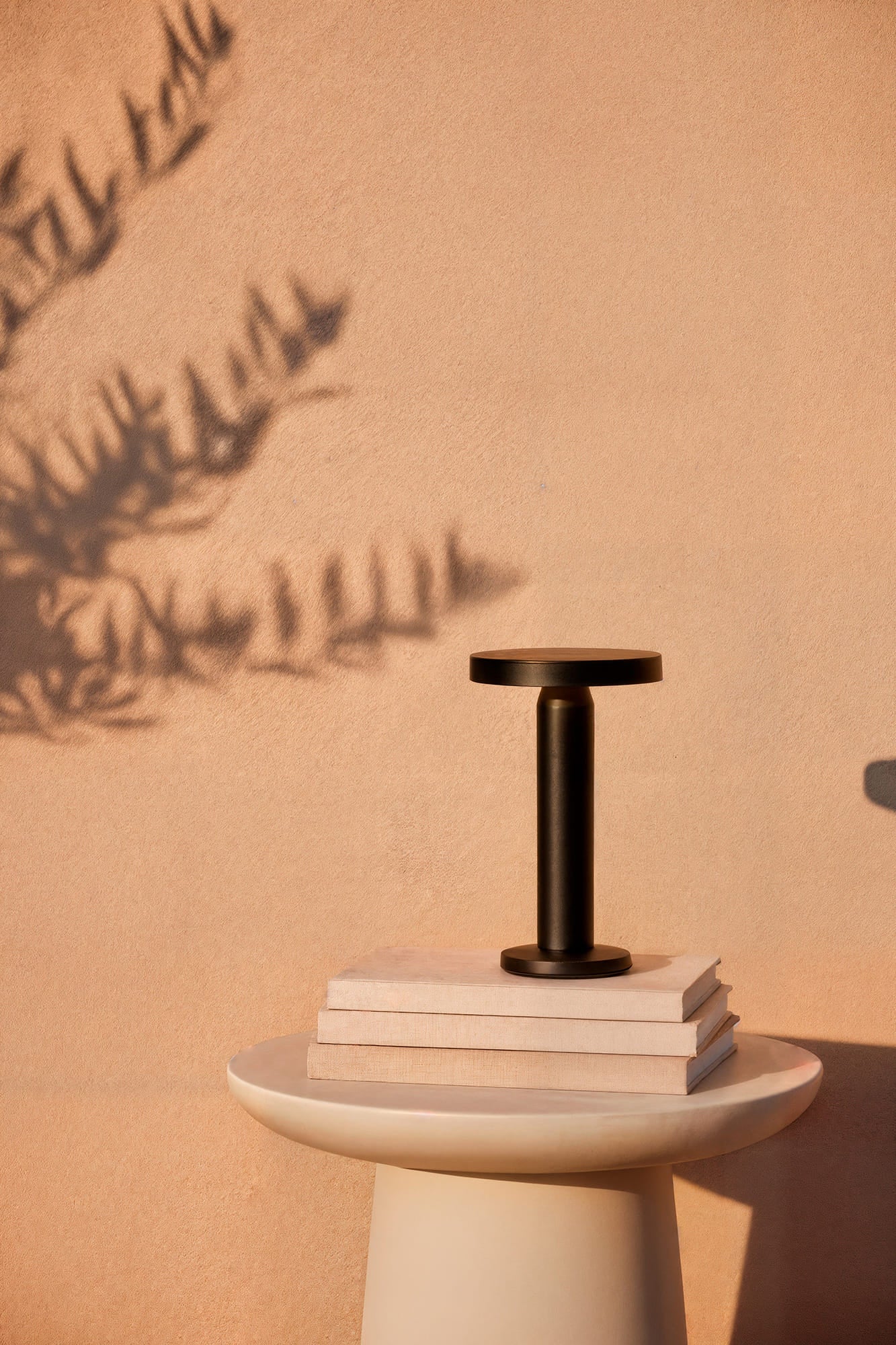 Lámpara solar de mesa Faro CAIRO creando ambiente en terraza de verano