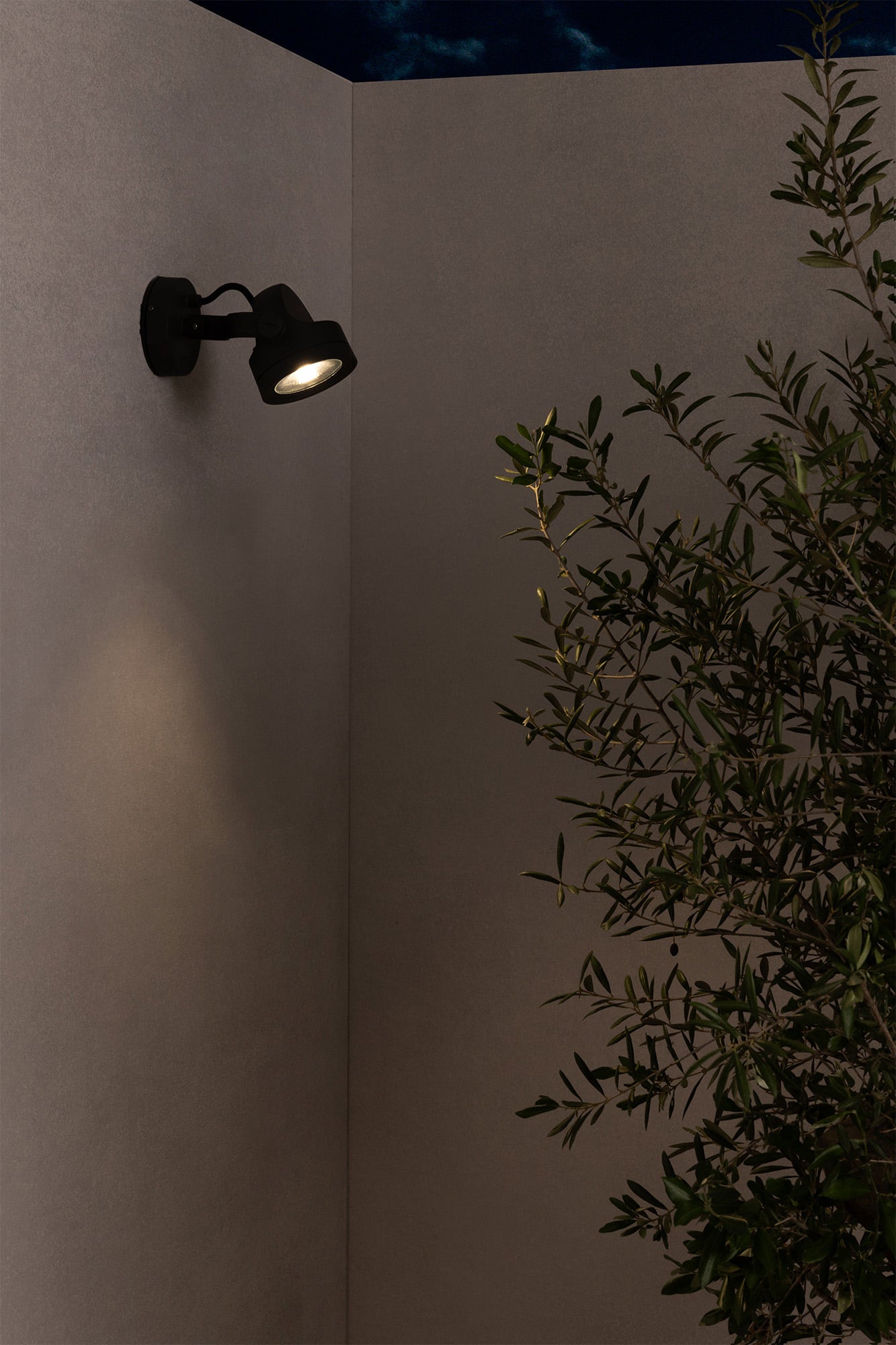 Proyector de Exterior Faro Alfa Gris Oscuro LED 13W 3000K IP65 - Ambiente