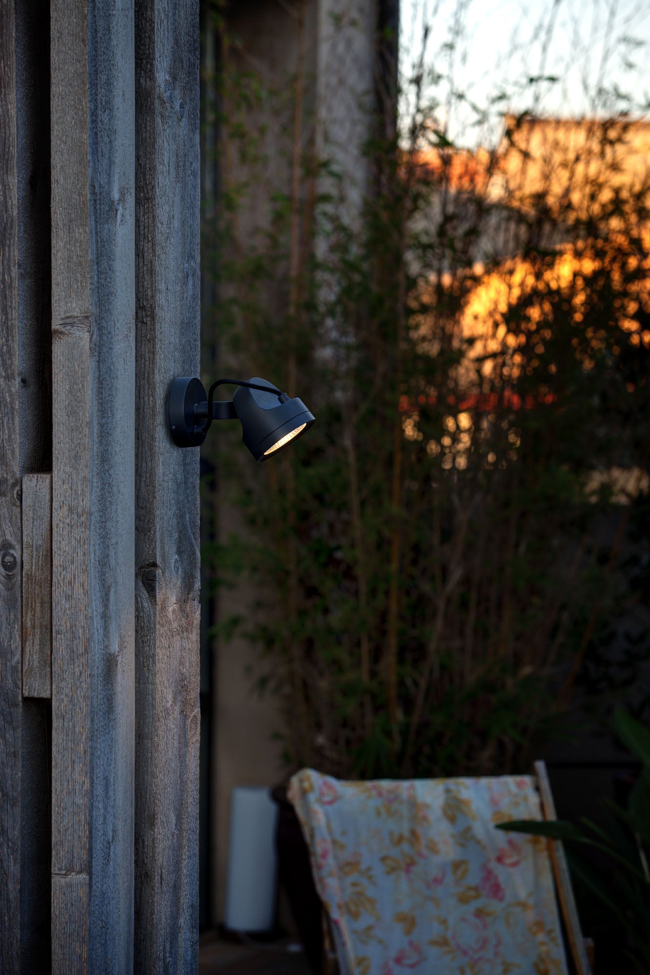Proyector de Exterior Faro Alfa Gris Oscuro LED 13W 3000K IP65 - Ambiente