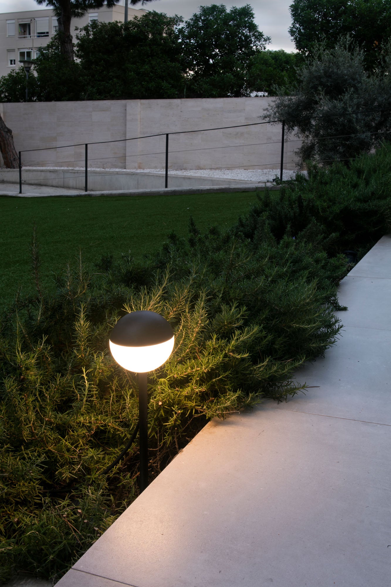 Estaca / Proyector de Jardín Faro Piccola Negro LED 8W 2700K IP65 - Ambiente
