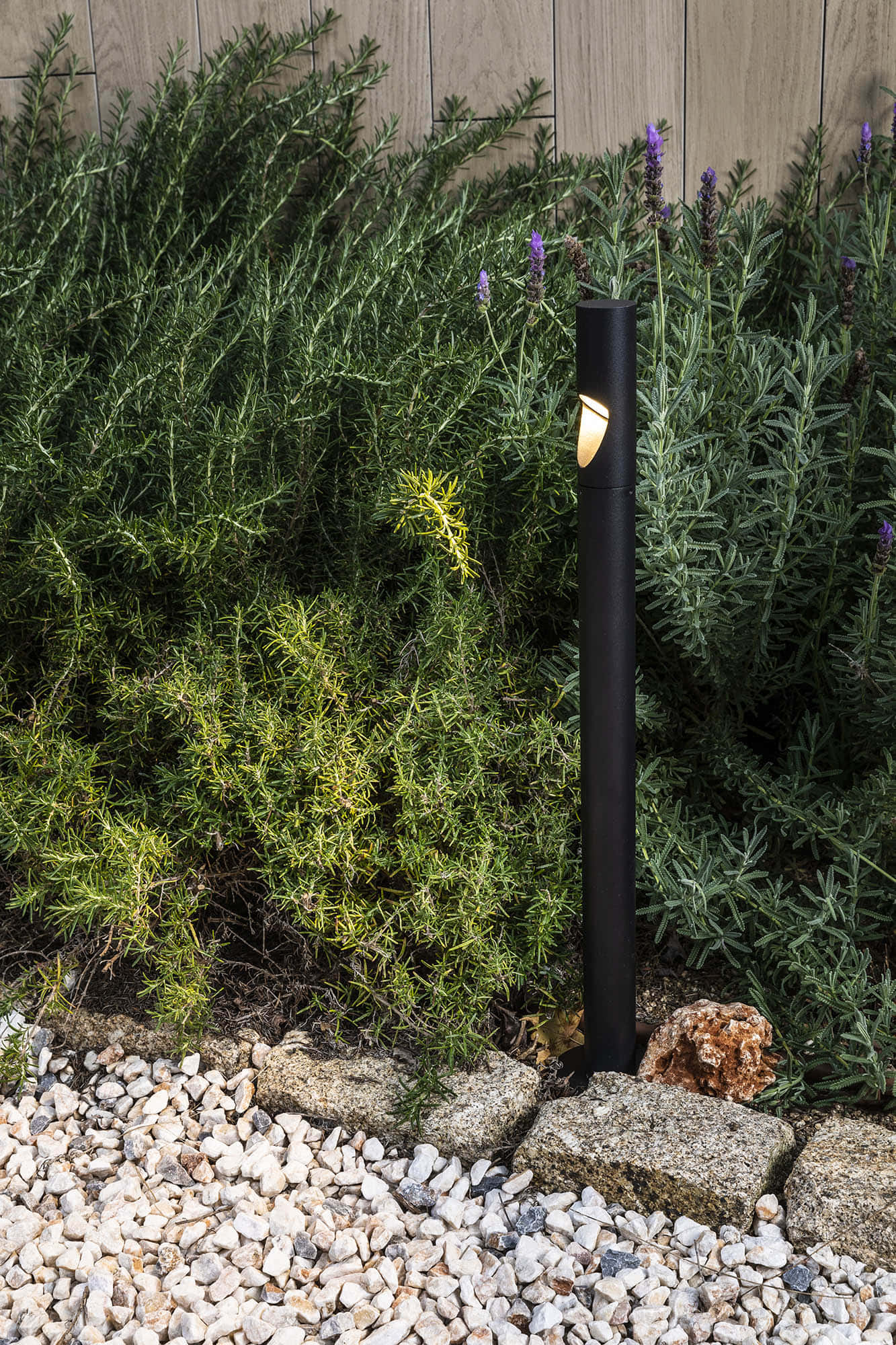 Baliza de Exterior Faro Bezel Negro LED 8W 2700K IP65 - Ambiente