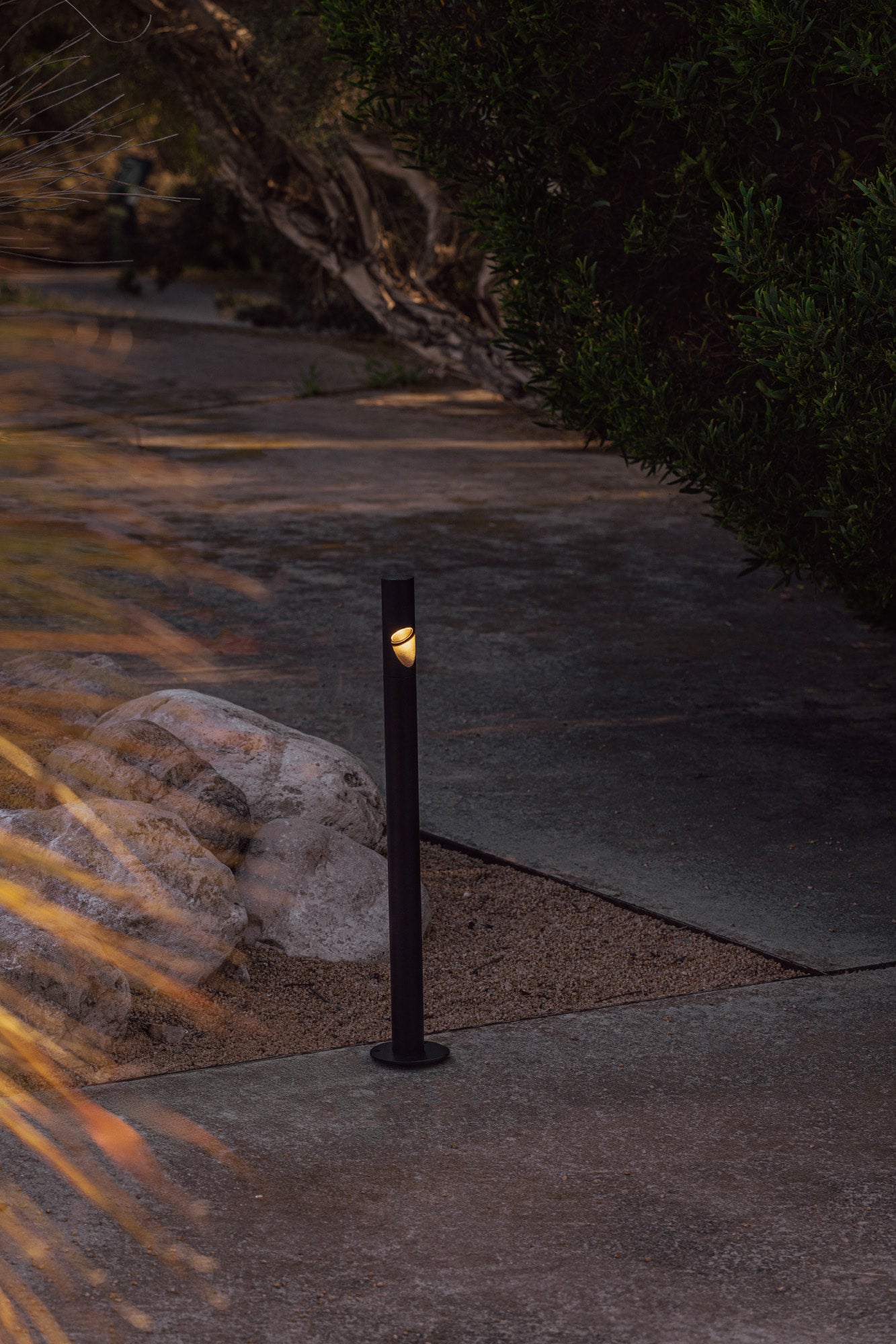 Baliza de Exterior Faro Bezel Negro LED 8W 2700K IP65 - Ambiente
