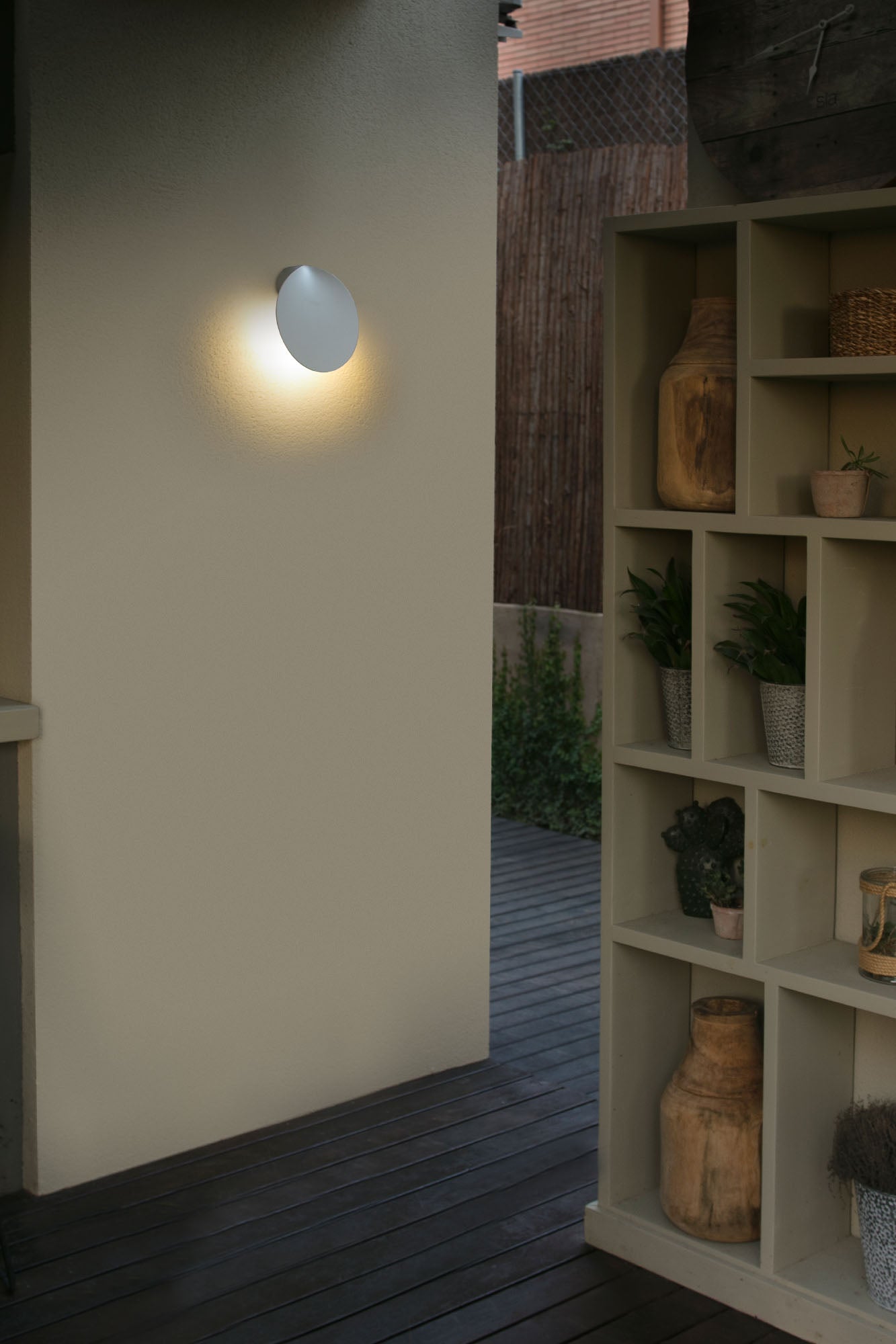 Baliza y Sobremuro de Exterior Faro LOTUS LED 18W IP65 Diseño Estudi Ribaudí - Fotografía de Ambiente