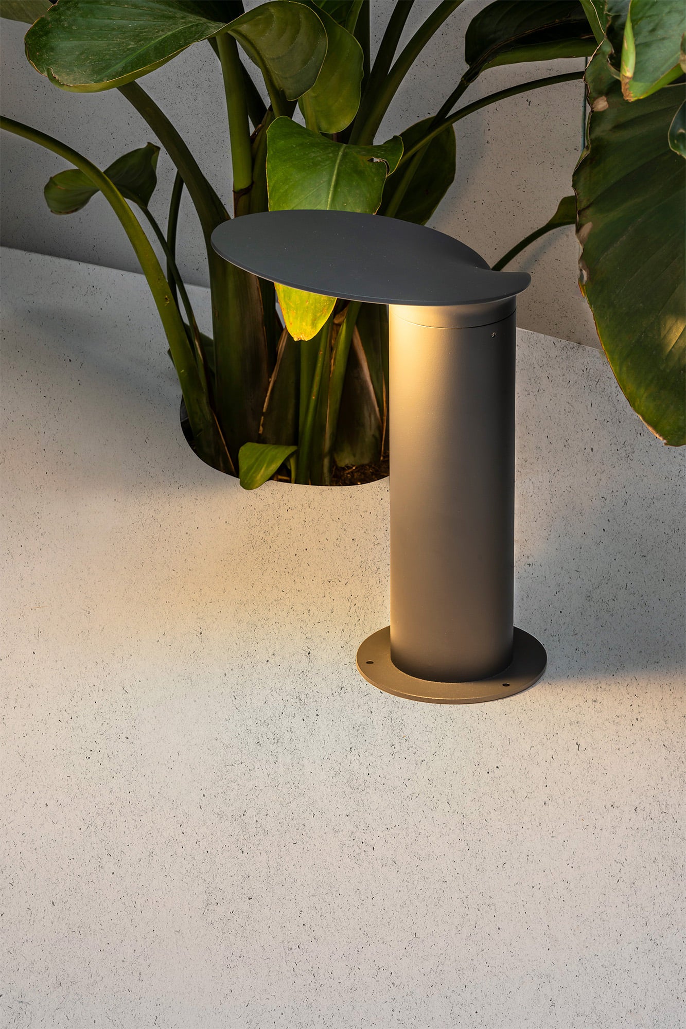 Baliza y Sobremuro de Exterior Faro LOTUS LED 18W IP65 Diseño Estudi Ribaudí - Fotografía de Ambiente