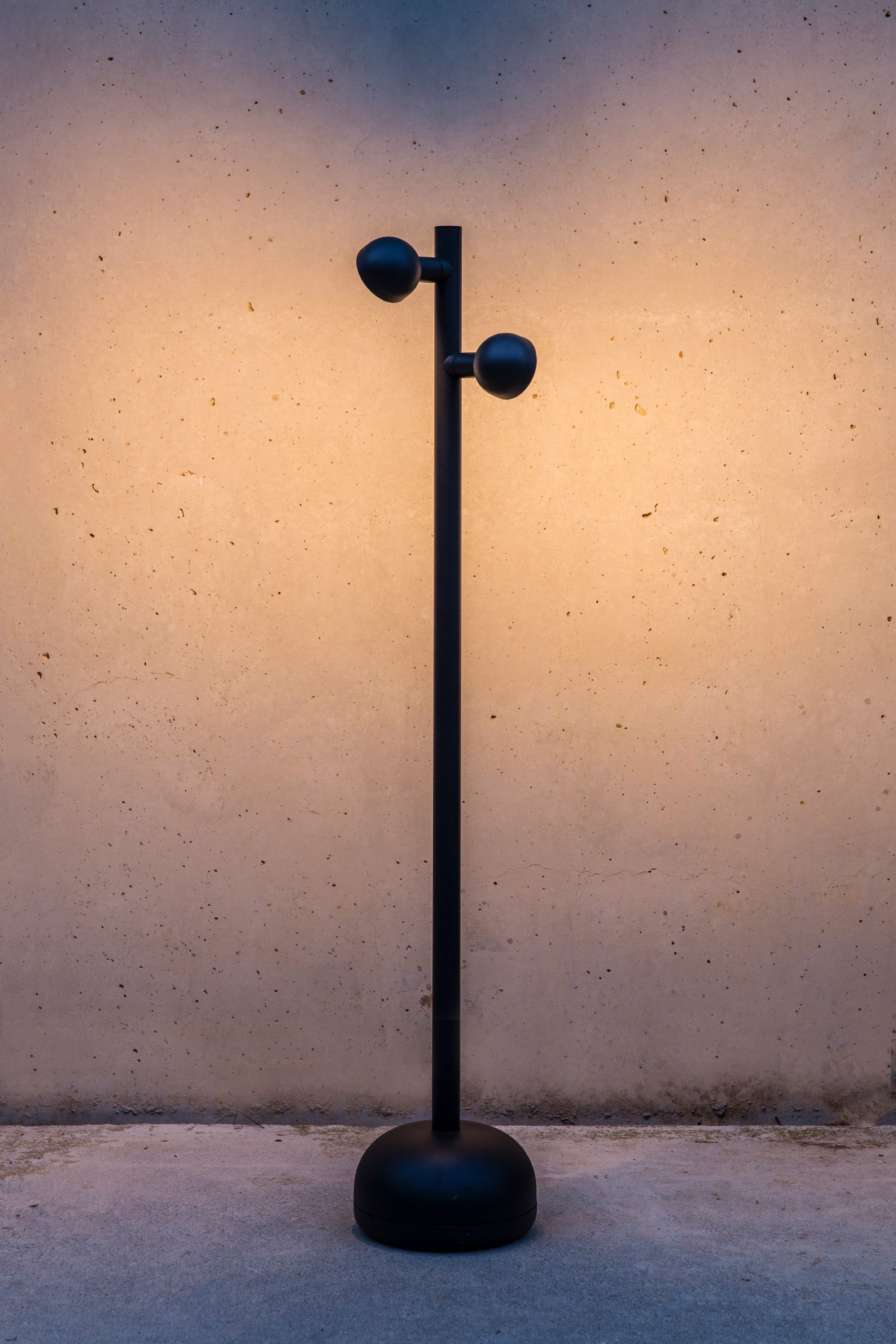 Baliza Escultural de Exterior Faro BROT LED Diseño Yembarastudio