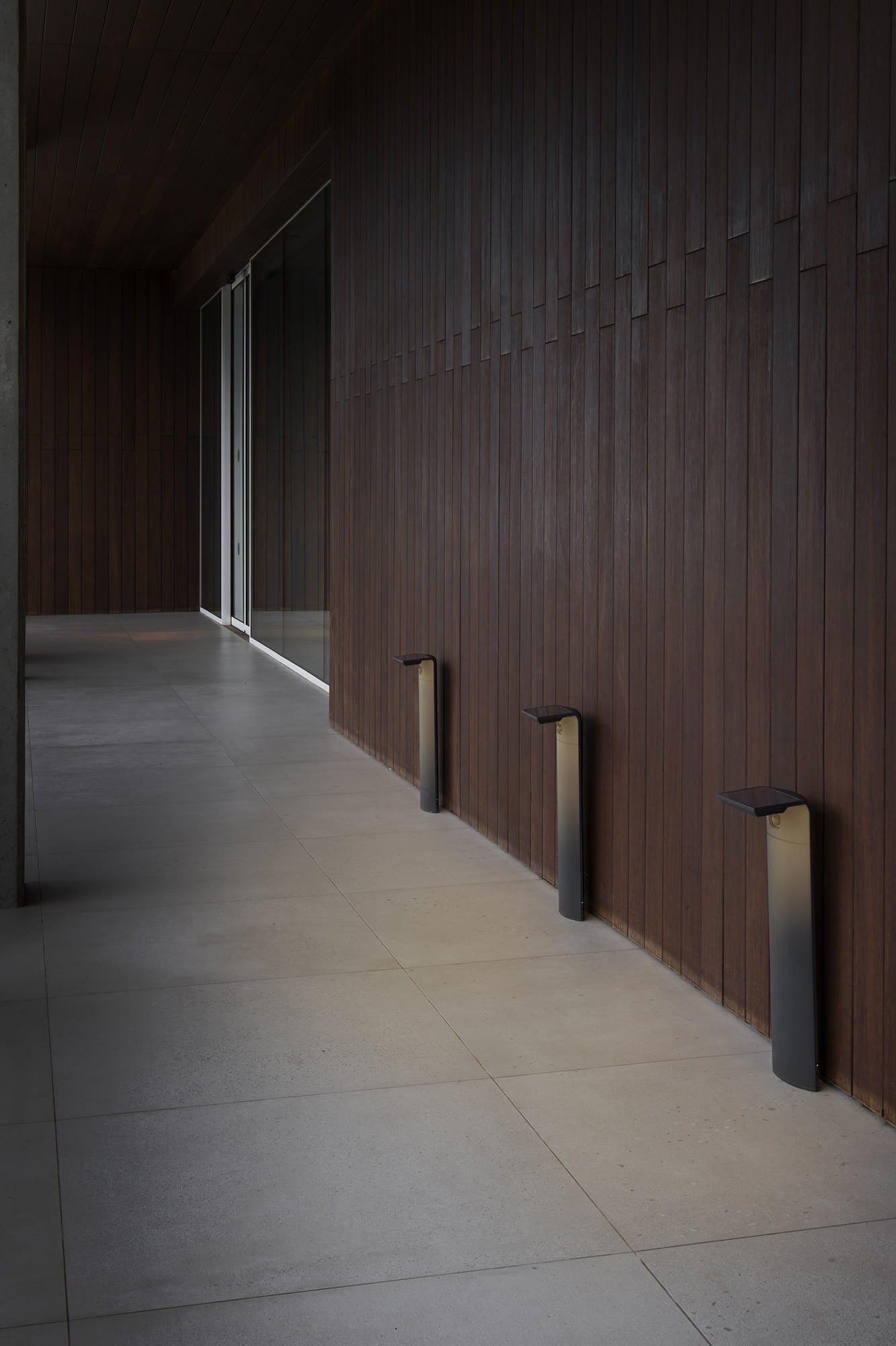 Baliza de Exterior Faro LUMA LED 15W IP65 Diseño Faro Lab - Fotografía de Ambiente