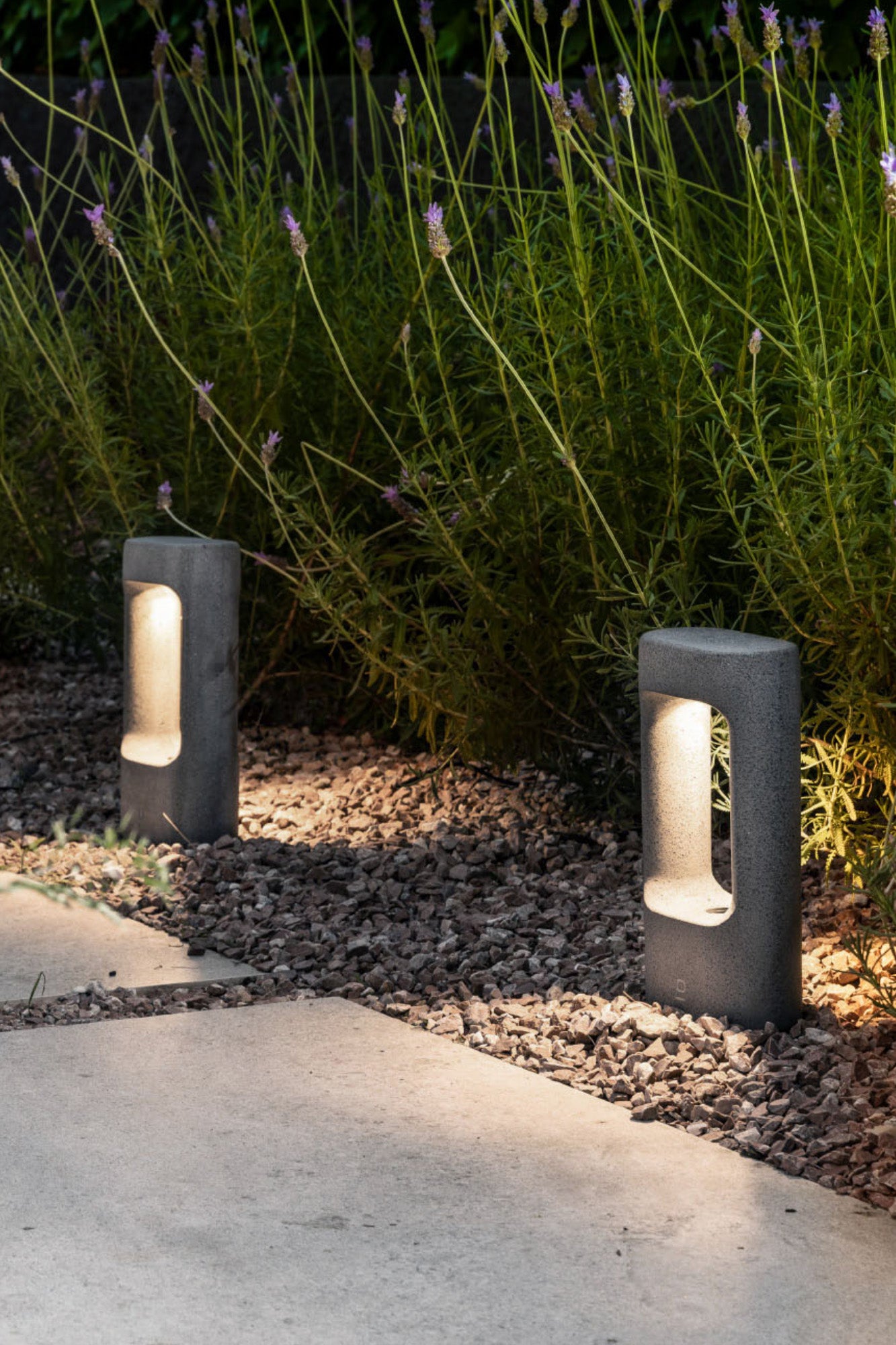 Baliza de Exterior Faro TOTEM Hormigón Arquitectónico IP65 Diseño Roger Vancells - Fotografía de Ambiente