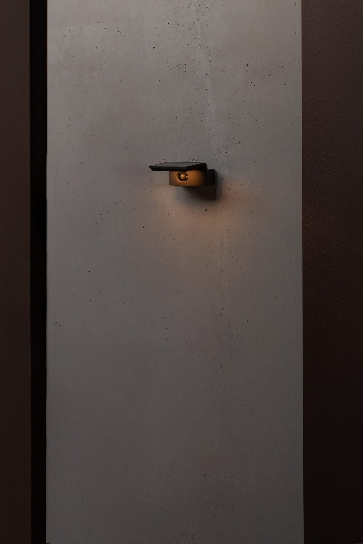 Iluminación de terraza exterior con aplique solar híbrido Faro LUMA