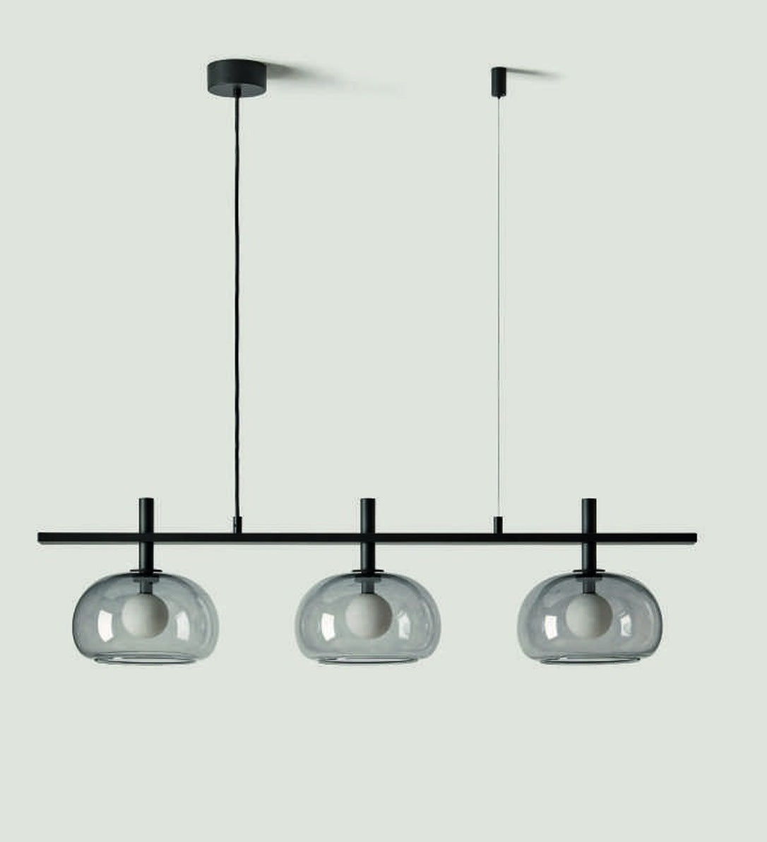 Lámpara colgante Cloud de Aromas del Campo: barra de 110 cm en negro mate con tres pantallas de vidrio ahumado