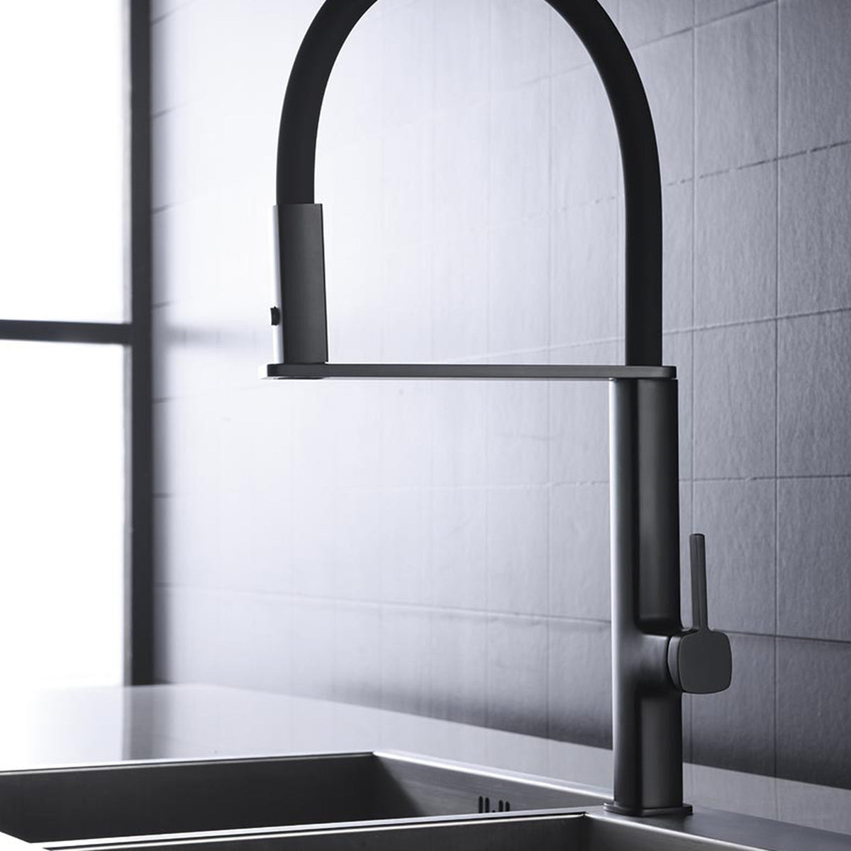 Grifería De Cocina Menorca IMEX instalado en un baño
