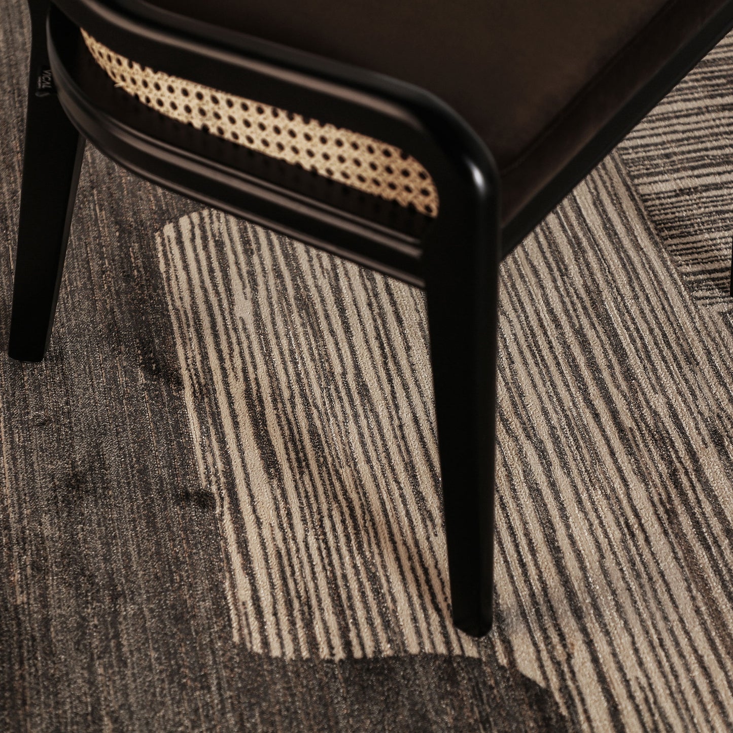 Detalle textura y diseño geométrico gris alfombra Shara Vical
