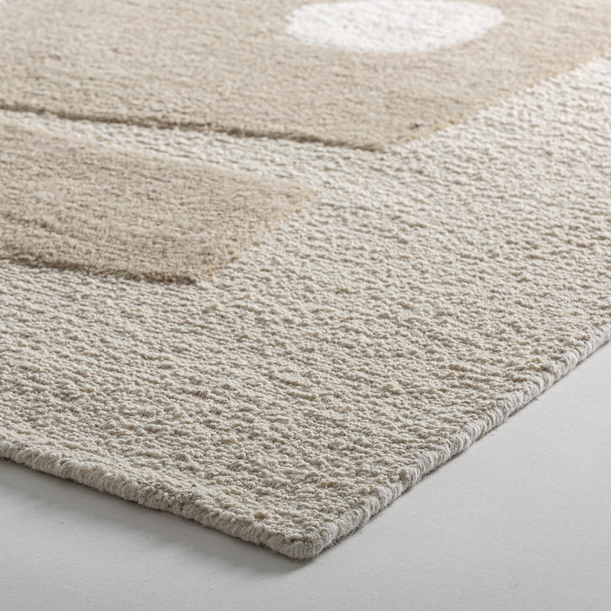 Detalle relieve y formas orgánicas alfombra Sisuka Vical lana