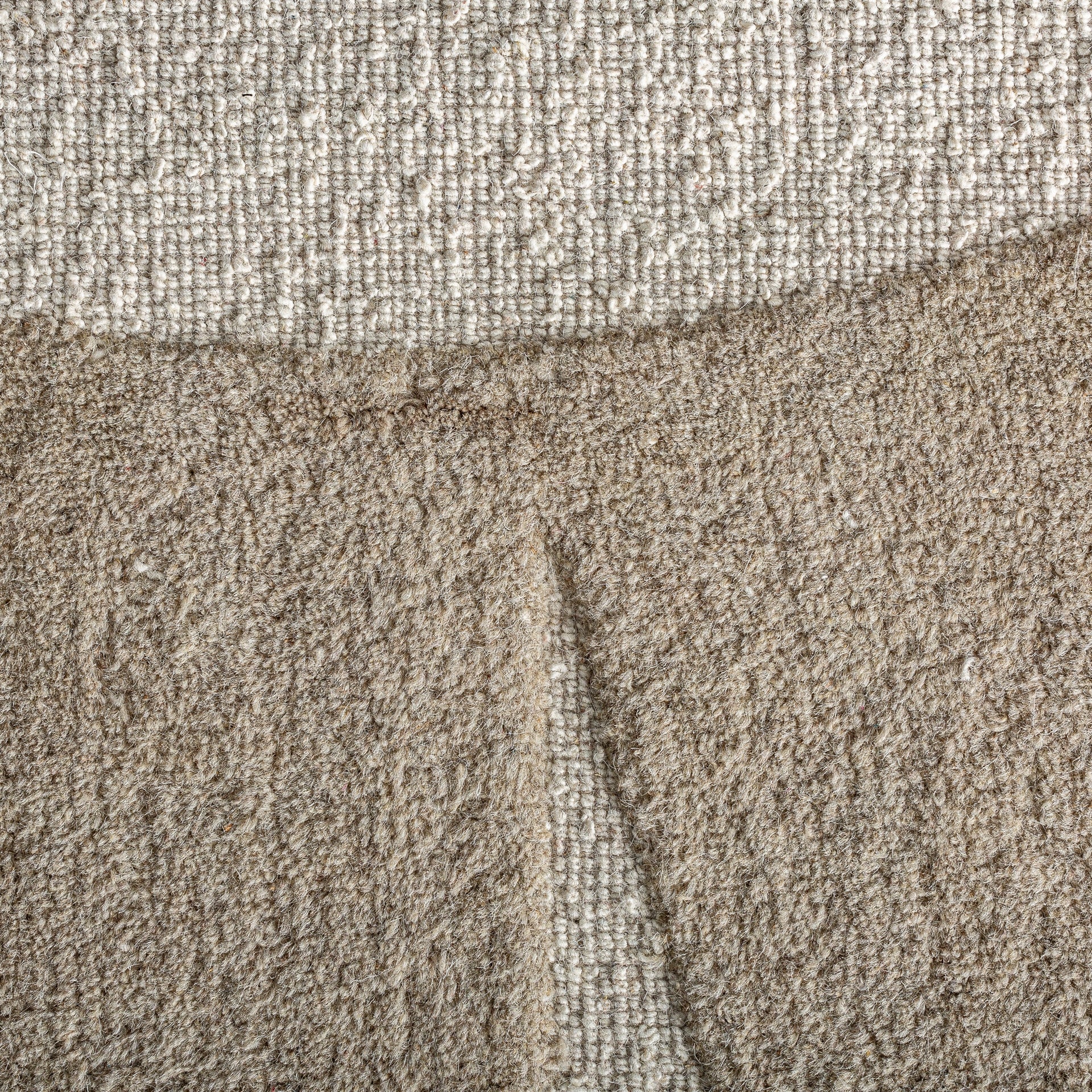 Alfombra Sisuka Vical en salón contemporáneo tonos neutros
