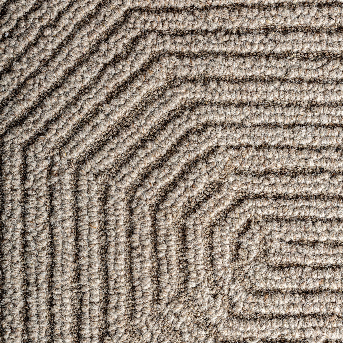 Alfombra Suzue Vical en salón cálido contemporáneo