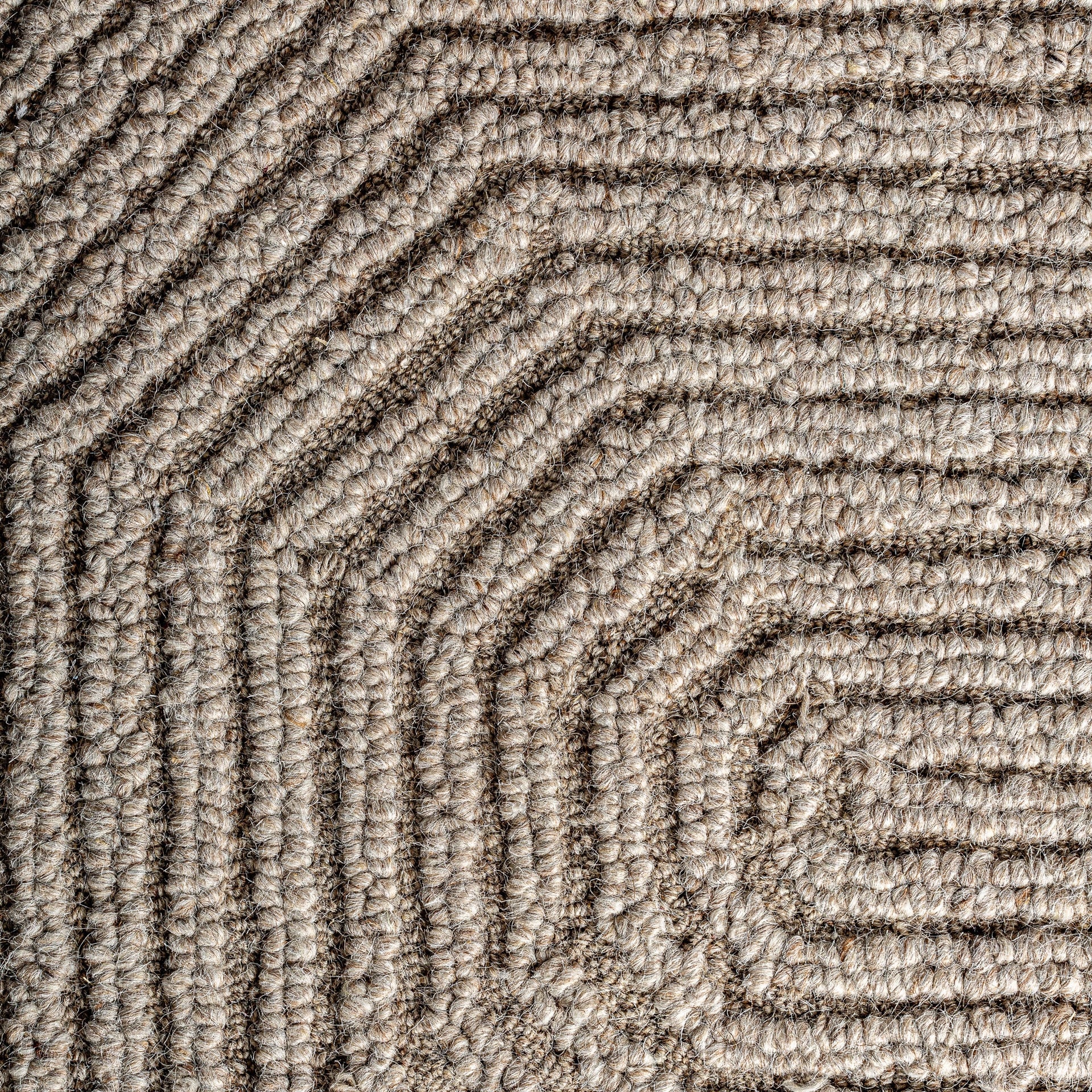 Alfombra Suzue Vical en salón cálido contemporáneo