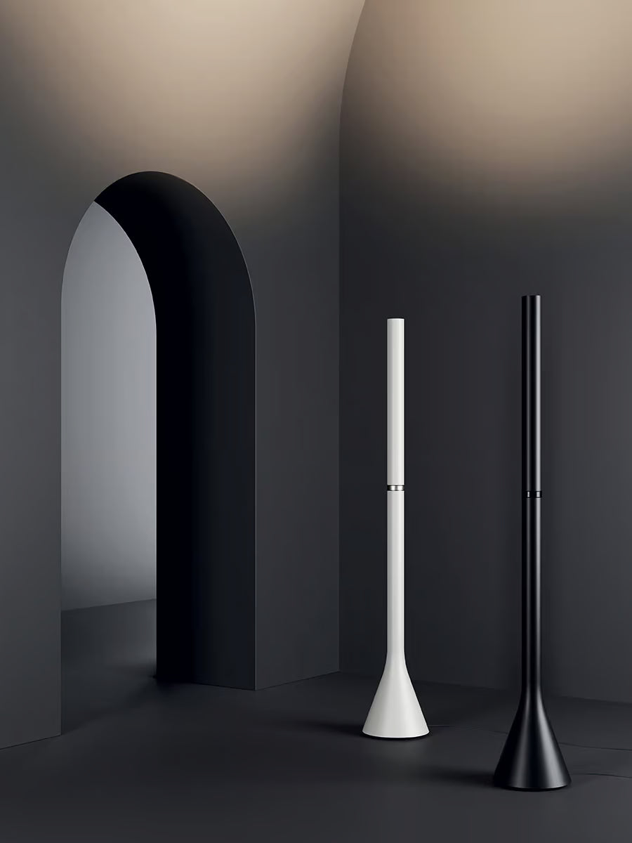 Lámpara de Pie Croma LODES en salón contemporáneo con luz indirecta hacia el techo