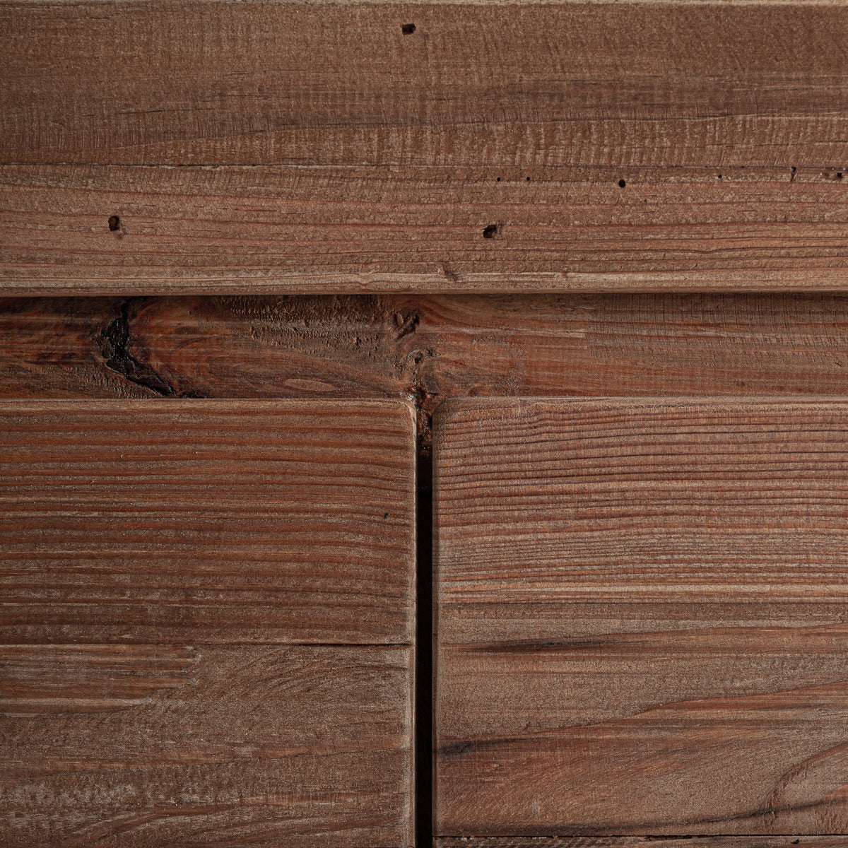 Detalle de la veta y los nudos de la madera del aparador Truel Vical