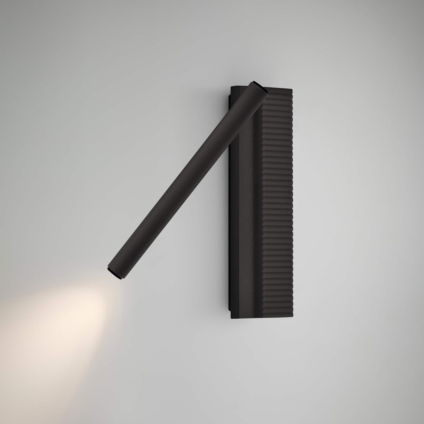 Aplique lector Arid A/02 Bover en Negro Ébano con el brazo orientado a la izquierda y la luz encendida