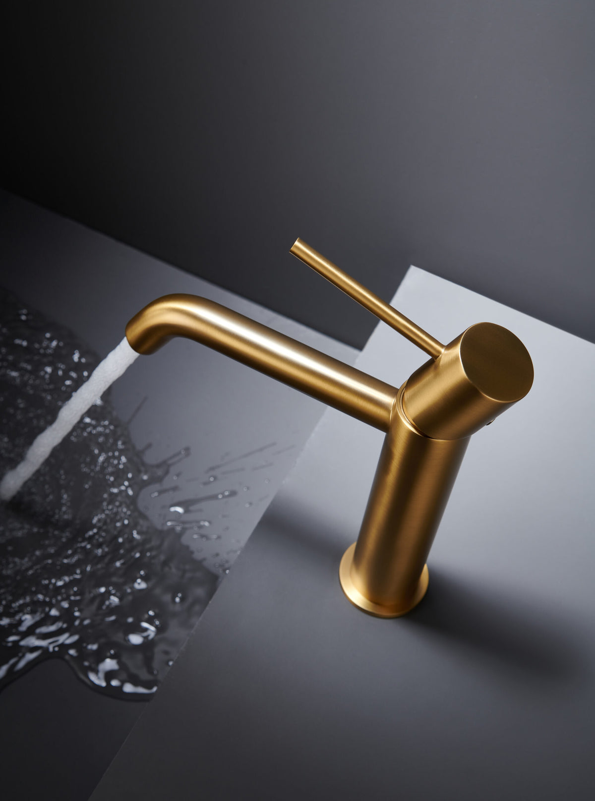 Detalle Caño Monomando Lavabo Monza Oro Cepillado