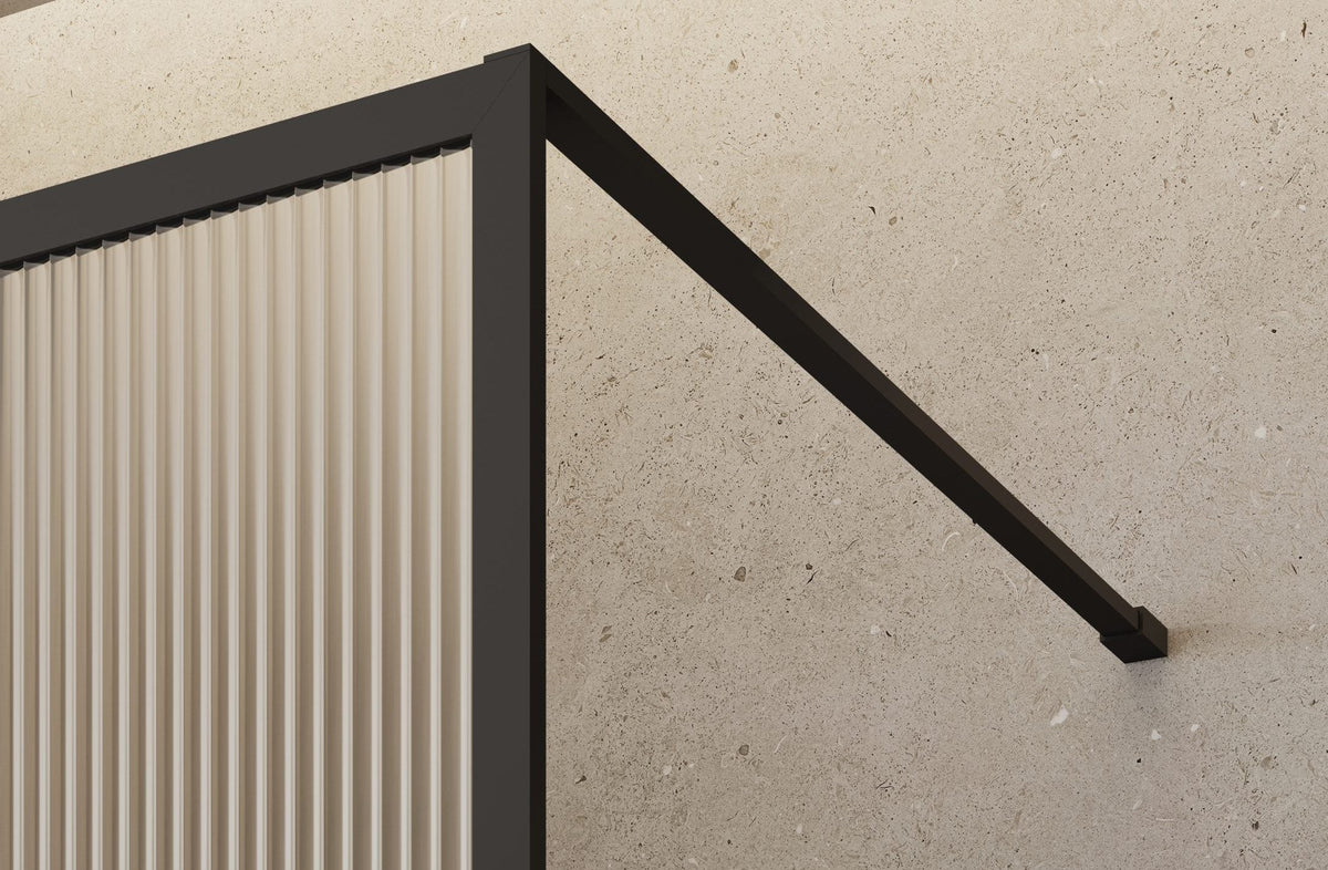 Detalle del brazo de seguridad perpendicular del panel fijo Baltim Get Up & Design en acabado negro mate