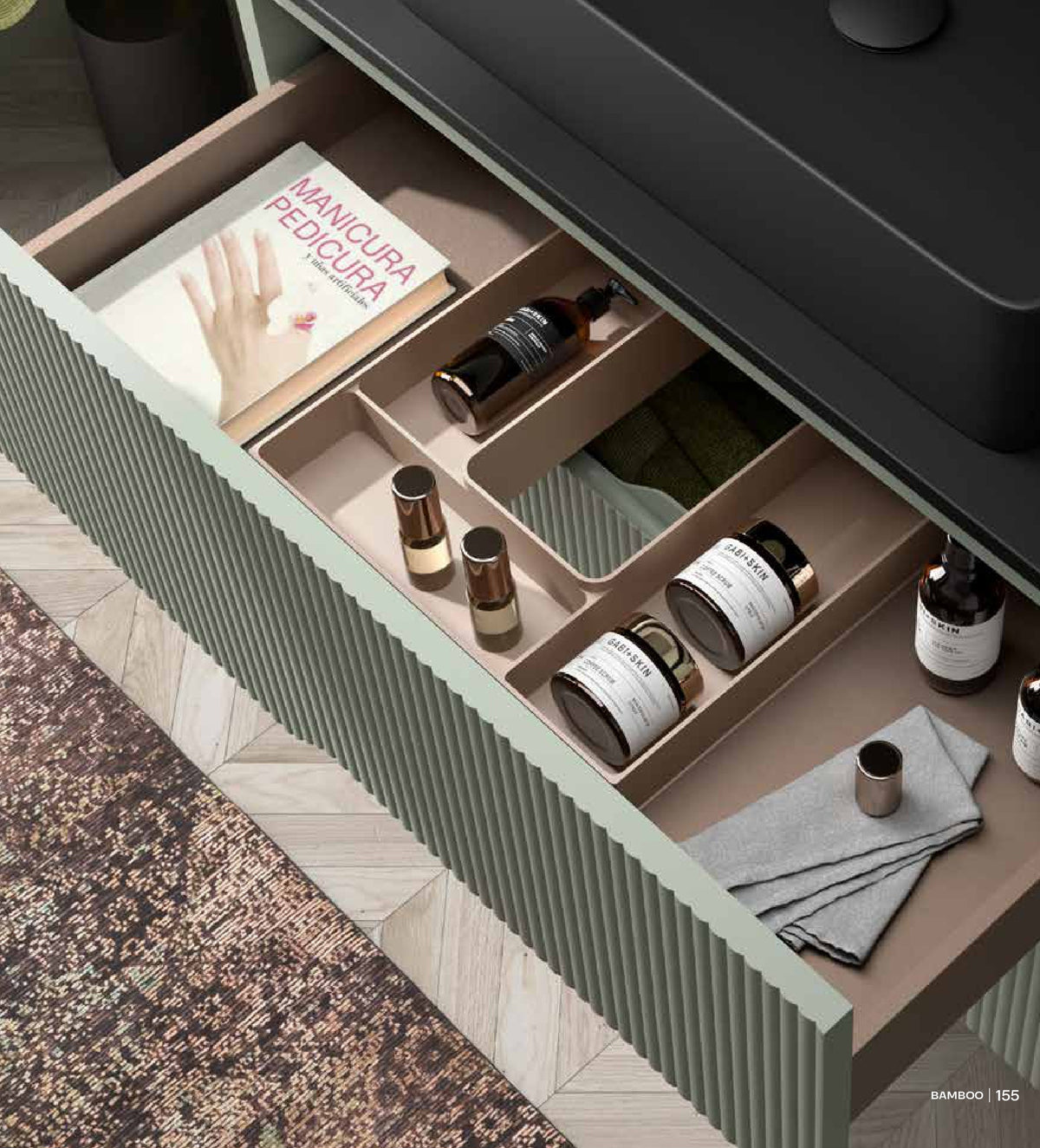 Detalle del cajón con organizador del mueble Bamboo