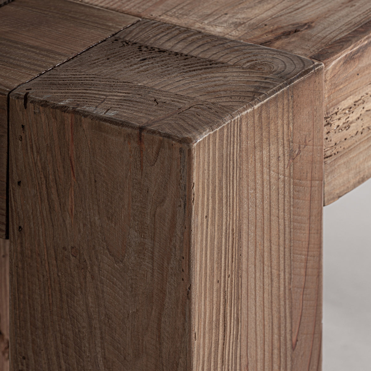 Detalle de la textura envejecida de la madera del banco Truel Vical