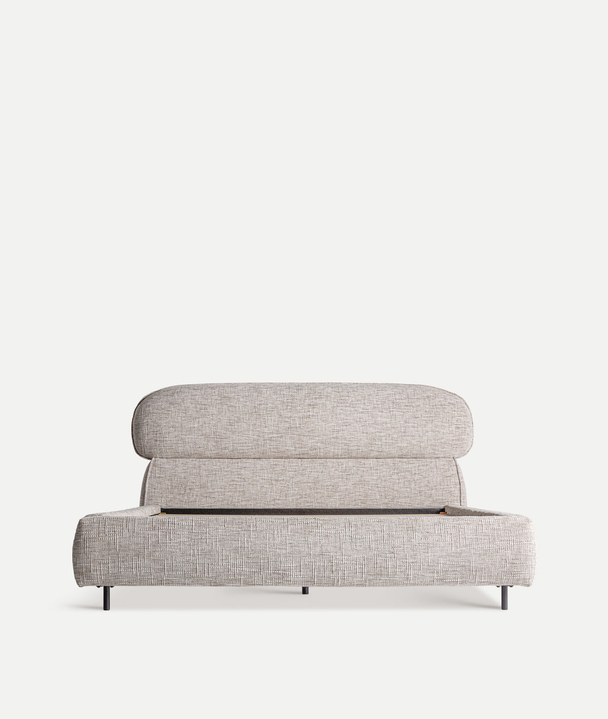 Cama Sannes vestida en un dormitorio de estilo contemporáneo