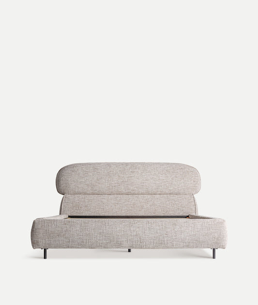 Cama Sannes vestida en un dormitorio de estilo contemporáneo