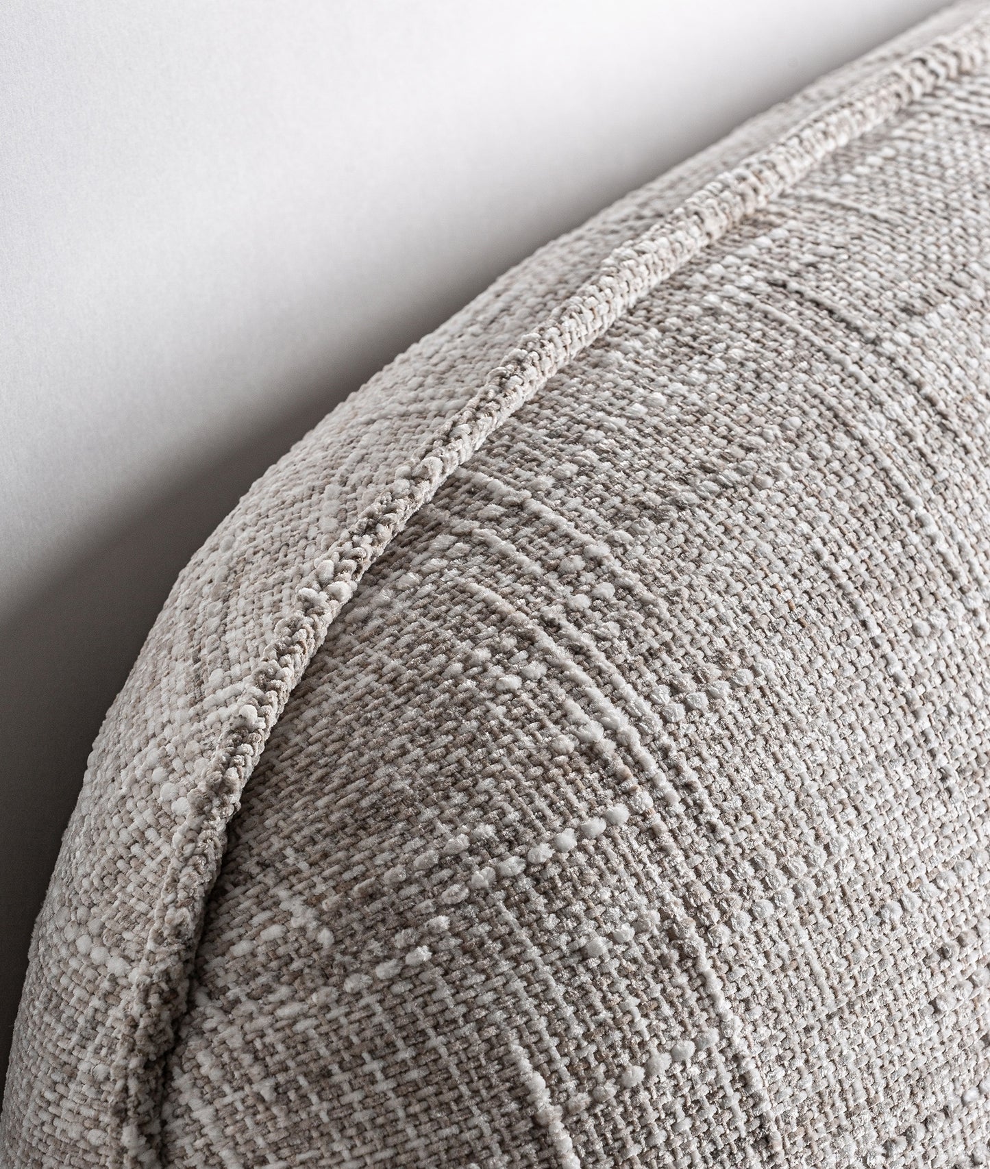 Detalle del tapizado en poliéster beige de la cama Sannes