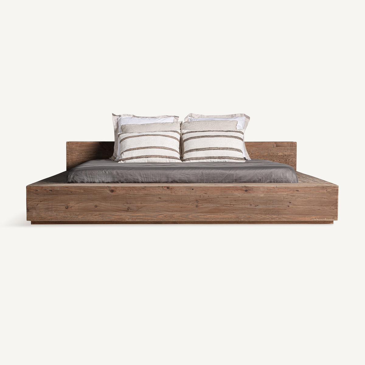 Cama Truel Vical de madera de pino reciclado vista frontal con ropa de cama de lino