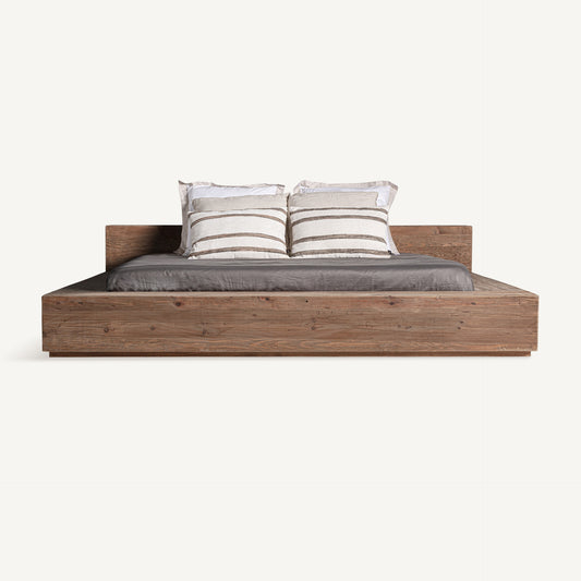 Cama Truel Vical de madera de pino reciclado vista frontal con ropa de cama de lino