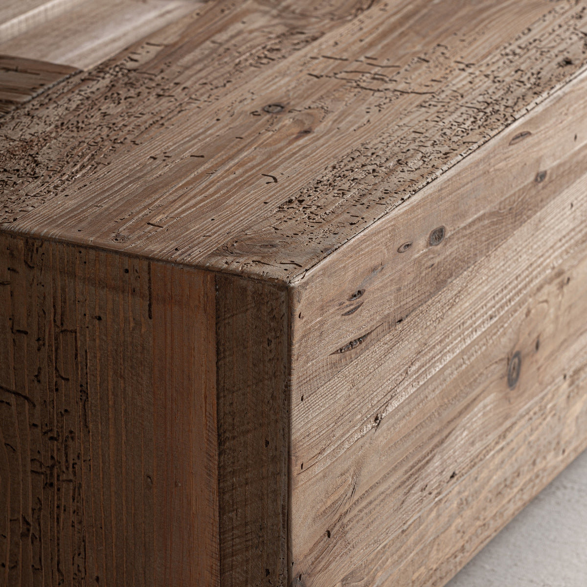 Detalle del canto de madera de pino reciclado de la cama Truel Vical