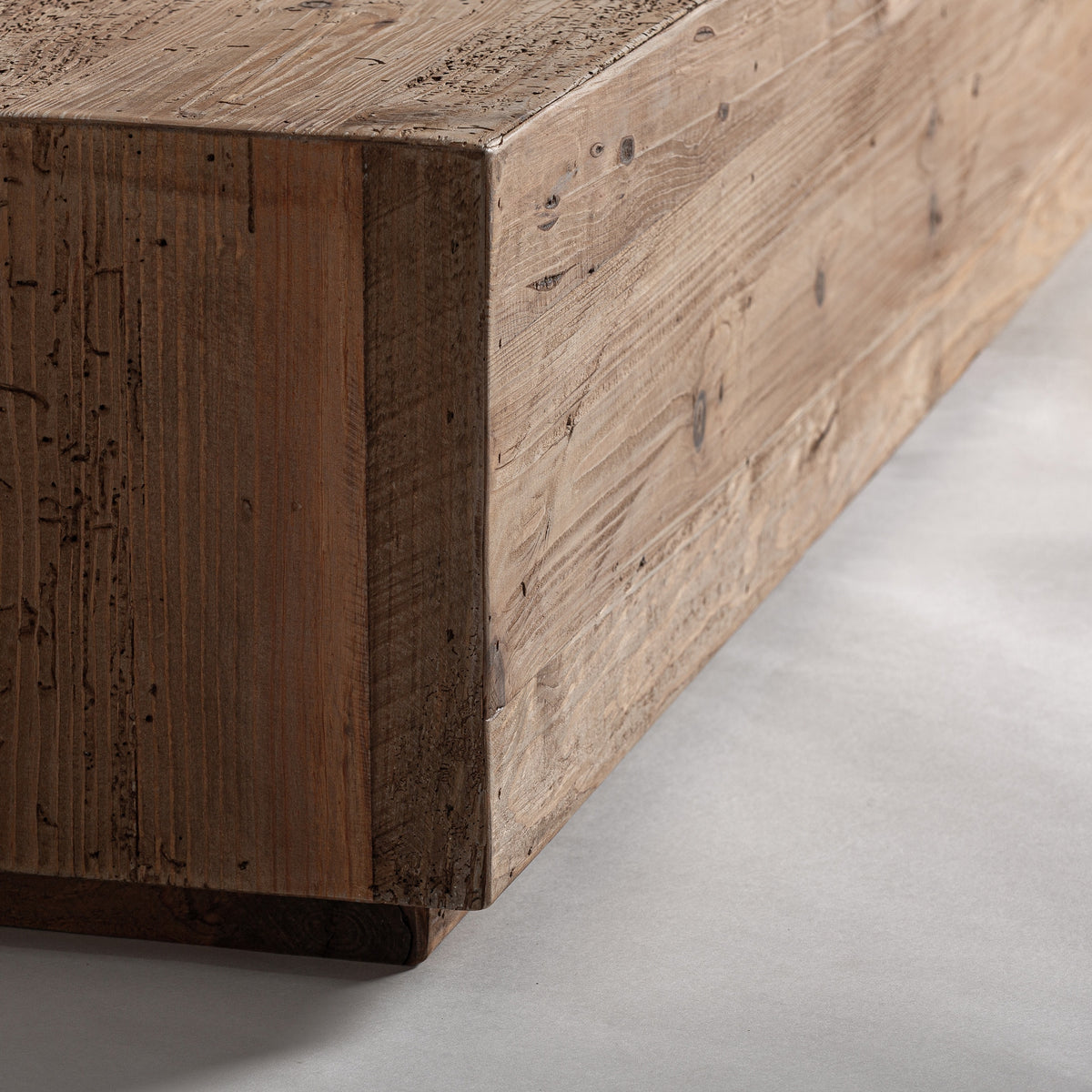 Detalle de la base y el zócalo de la cama Truel Vical en madera envejecida