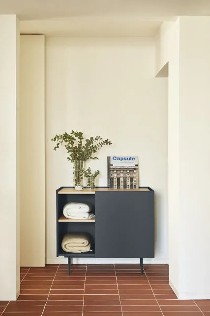 Cómoda Otto Teulat antracita en ambiente y roble